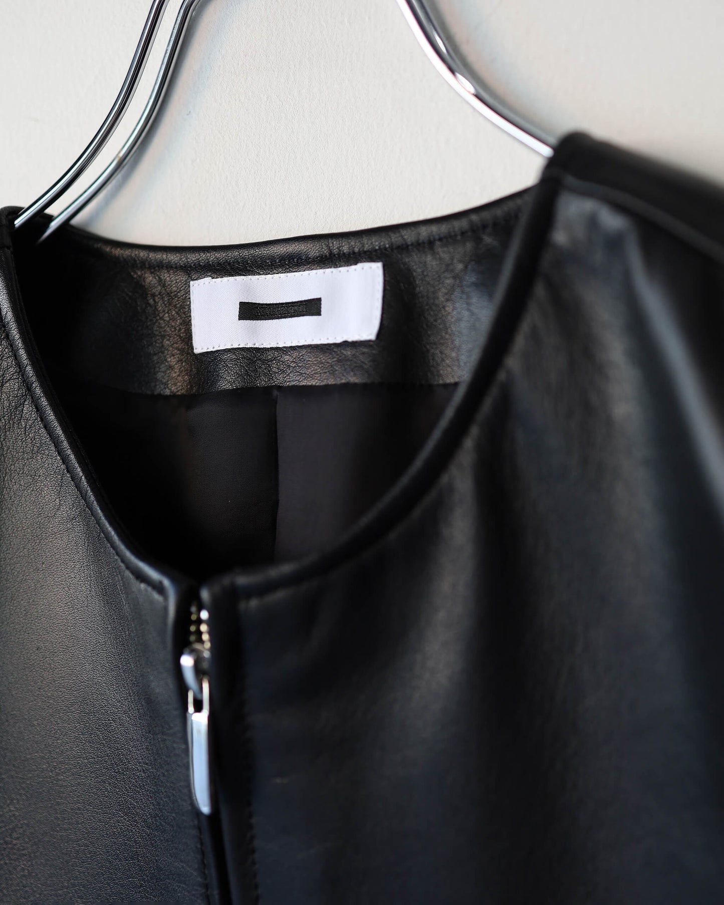 LEATHER ZIP VEST "BLACK"