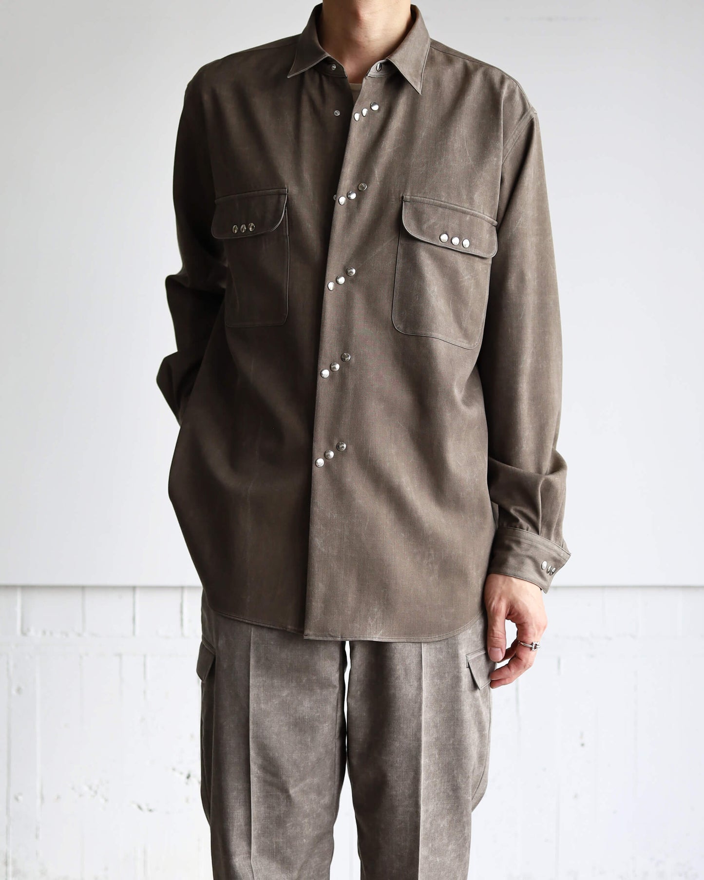 NATURAL DYED WOOL GABARDINE SHIRT "KURE"