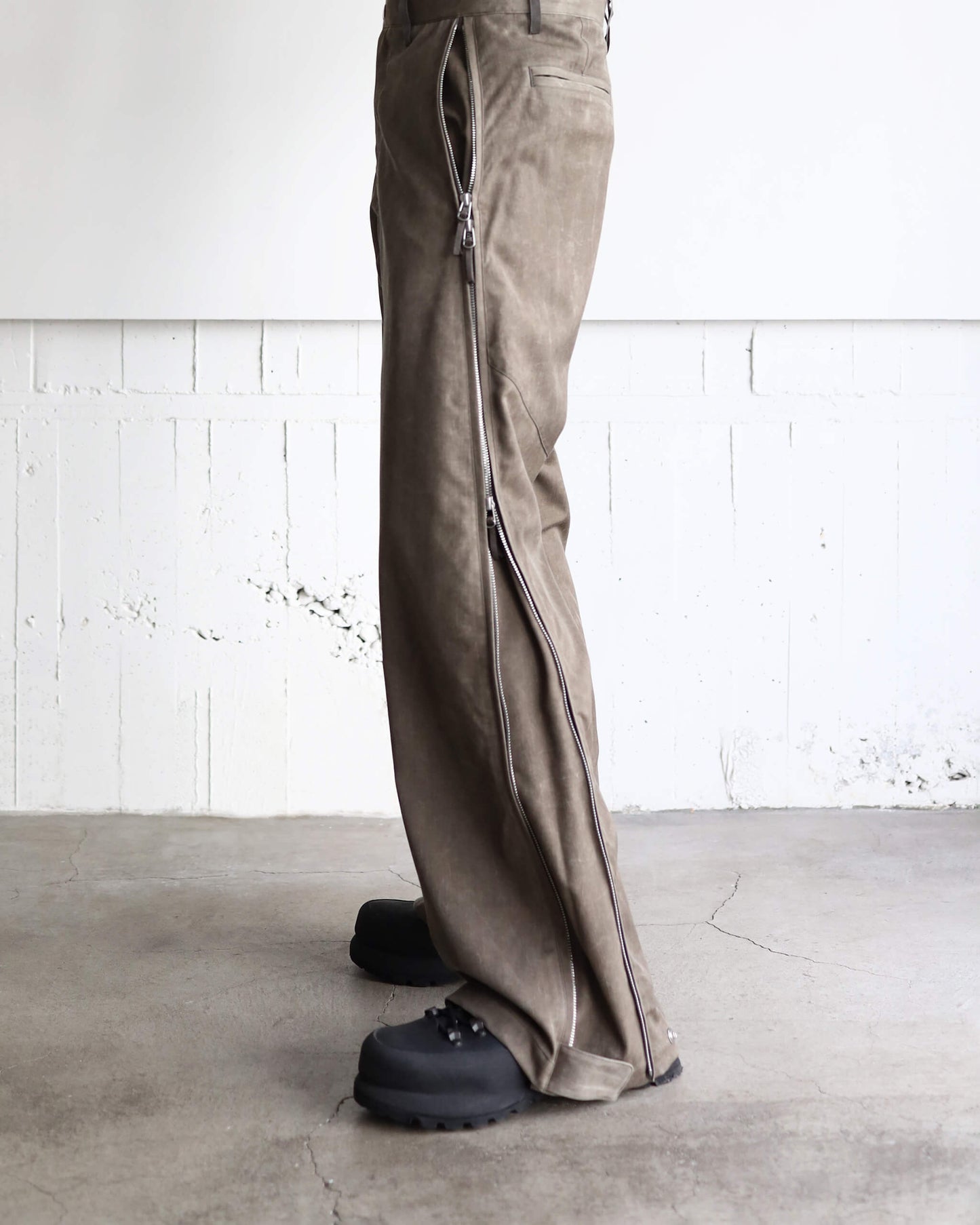 NATURAL DYED WOOL GABARDINE ZIP TROUSERS "KURE"