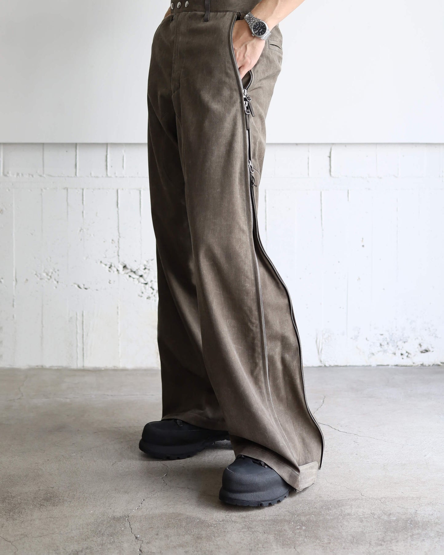 NATURAL DYED WOOL GABARDINE ZIP TROUSERS "KURE"