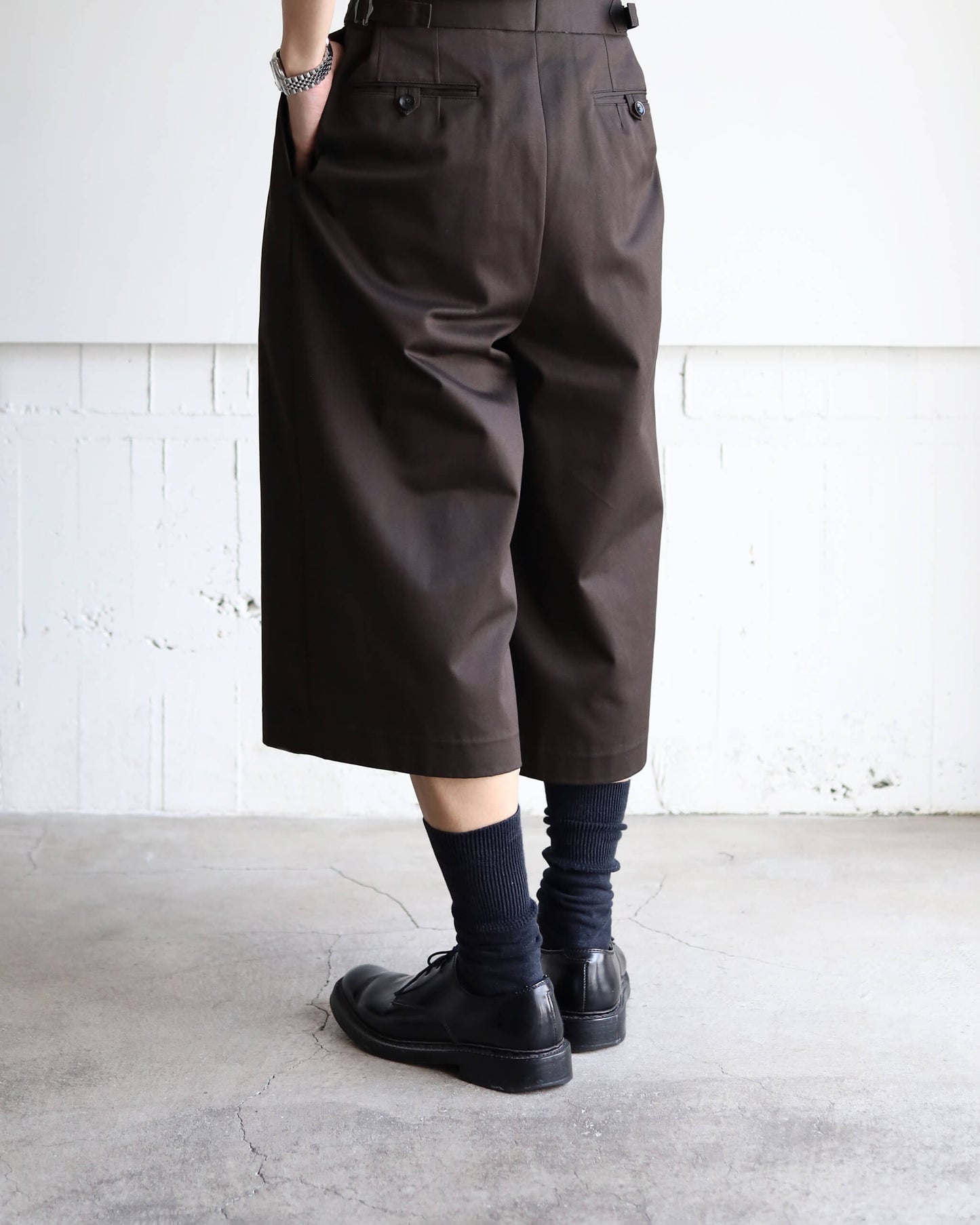 TWO TUCK CROPPED TROUSERS ORGANIC COTTON GABARDINE "CHARCOAL"