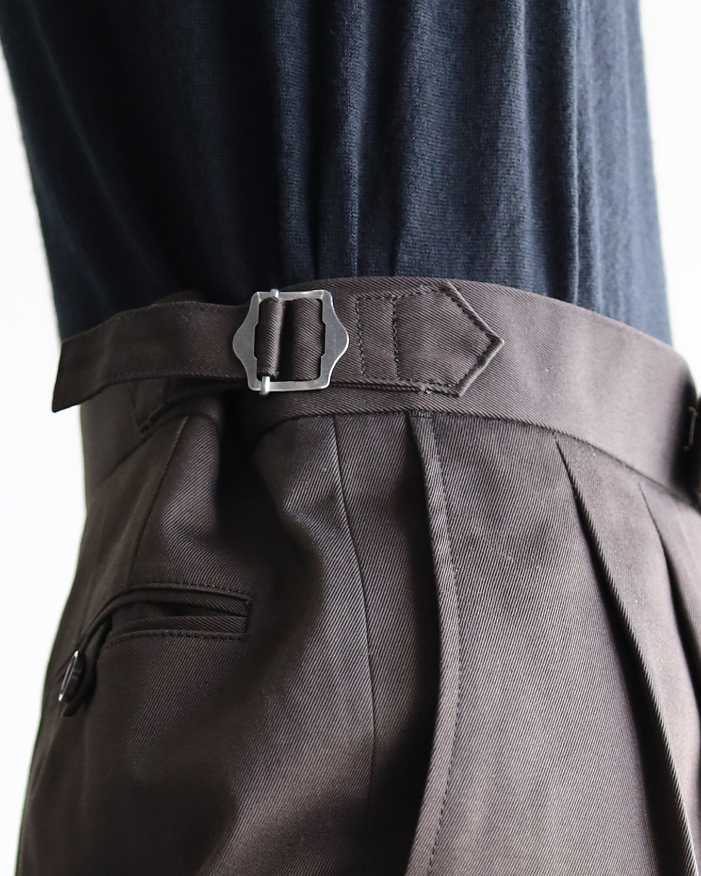 TWO TUCK CROPPED TROUSERS ORGANIC COTTON GABARDINE "CHARCOAL"