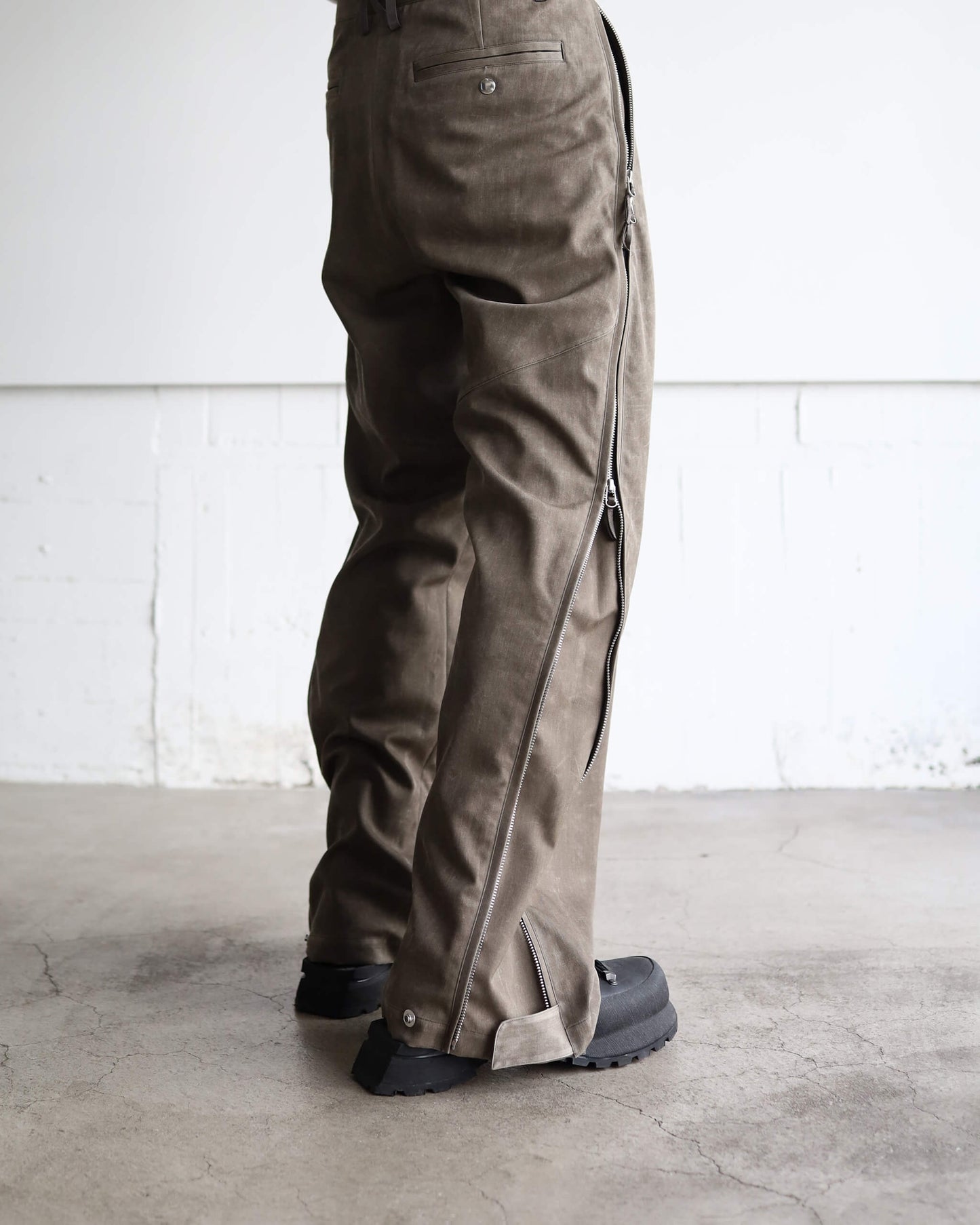 NATURAL DYED WOOL GABARDINE ZIP TROUSERS "KURE"