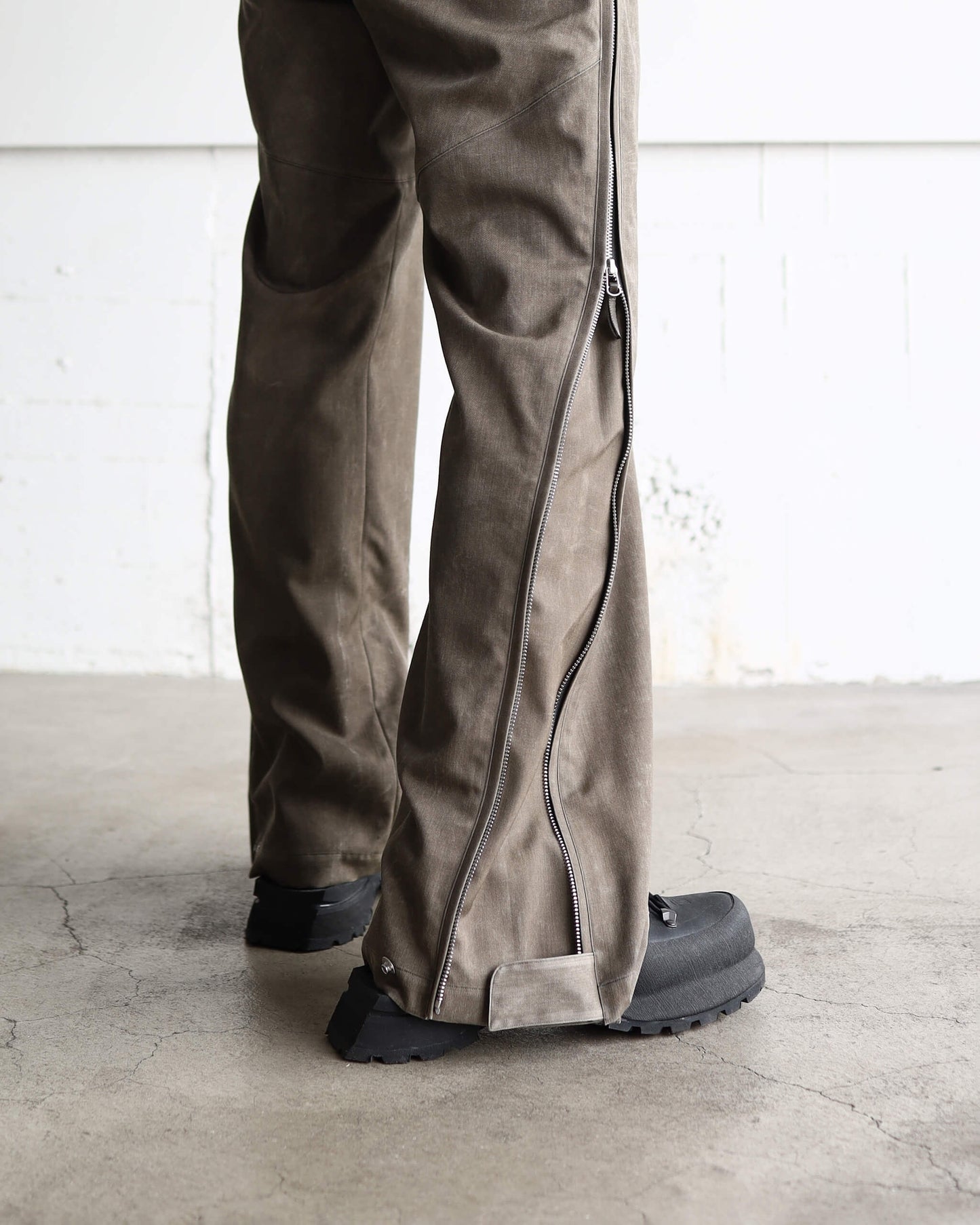 NATURAL DYED WOOL GABARDINE ZIP TROUSERS "KURE"