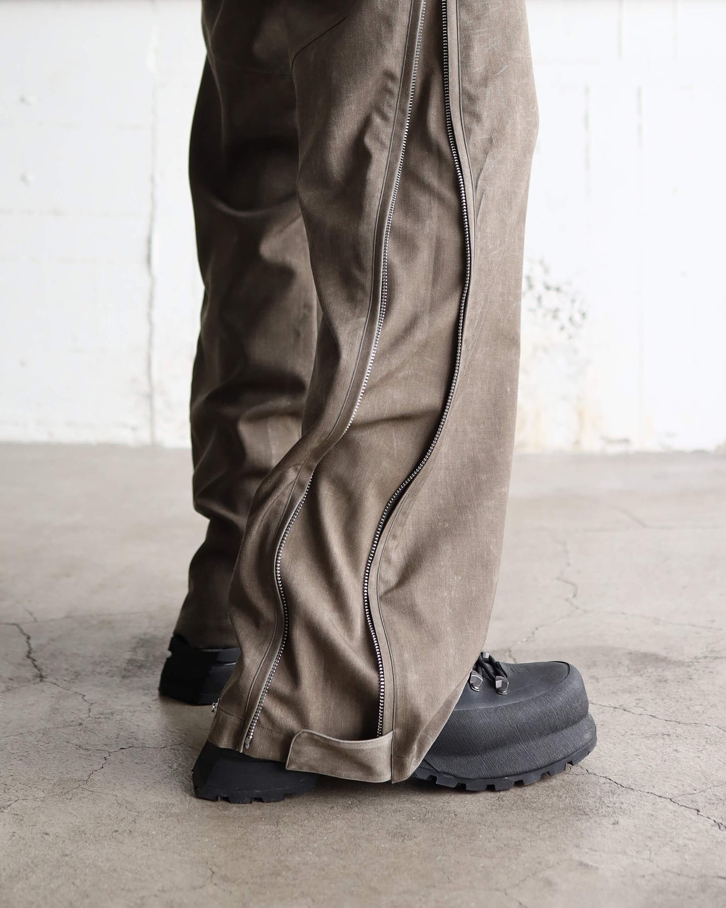 NATURAL DYED WOOL GABARDINE ZIP TROUSERS "KURE"