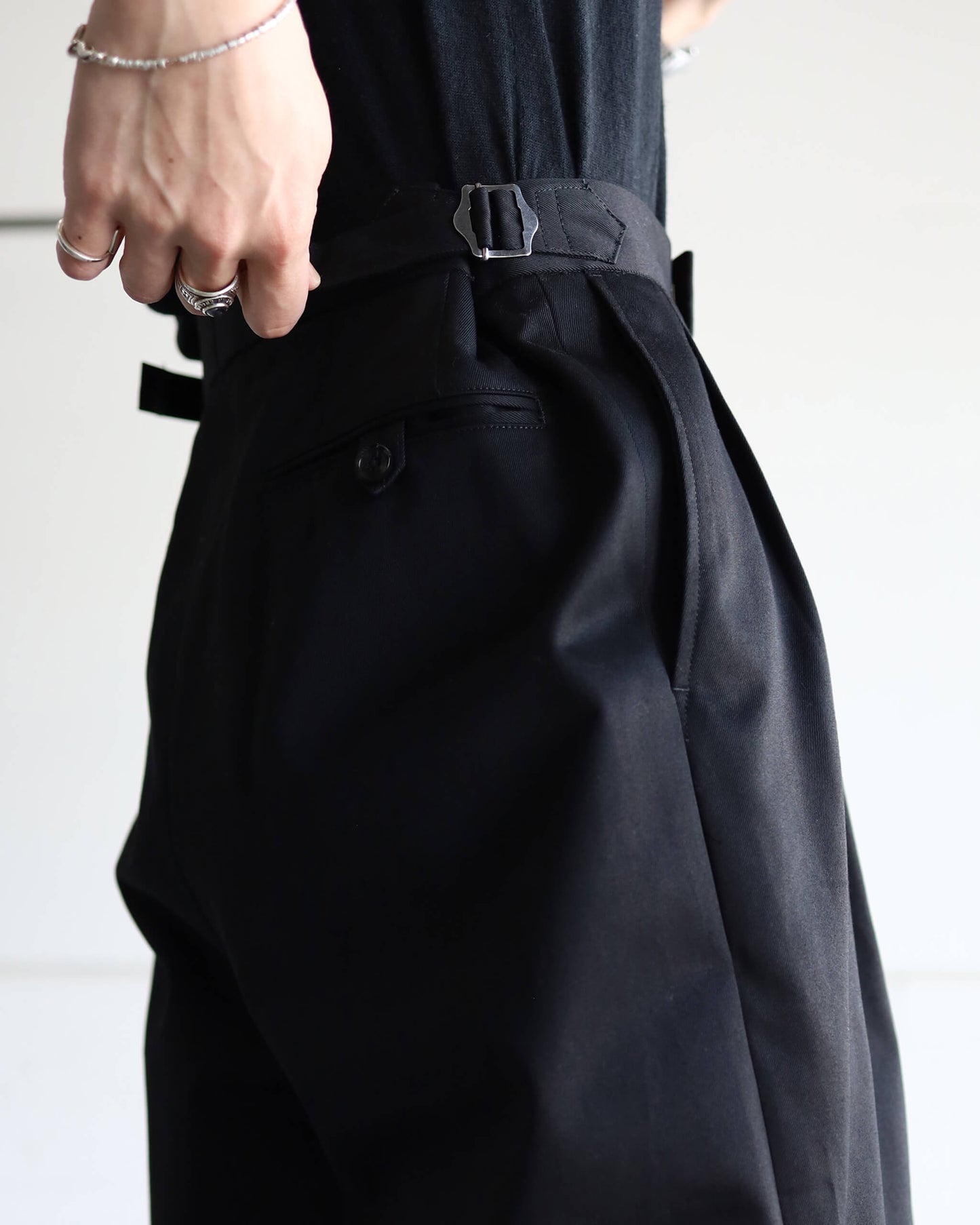TWO TUCK CROPPED TROUSERS ORGANIC COTTON GABARDINE "BLACK"