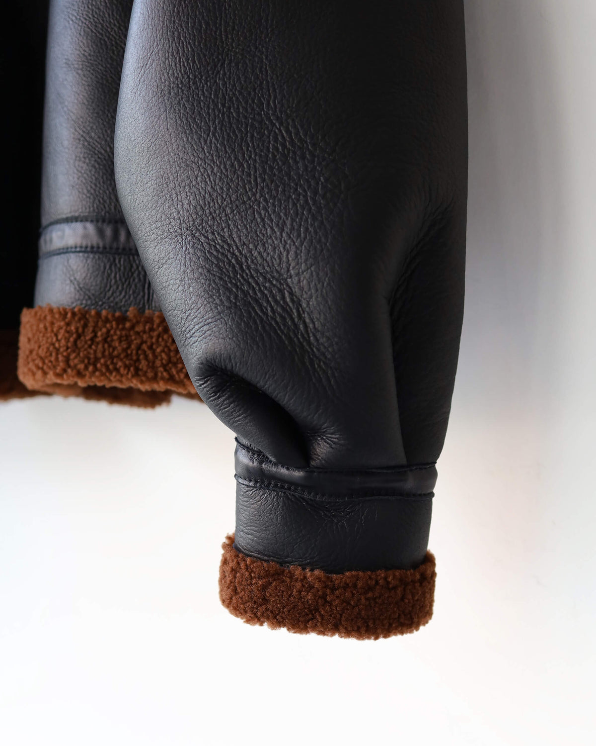 PLEATED AVIATOR JACKET "BLACK"
