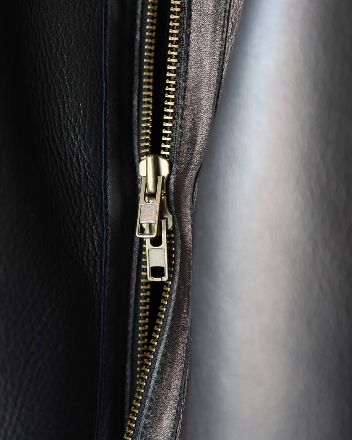 PLEATED AVIATOR JACKET "BLACK"