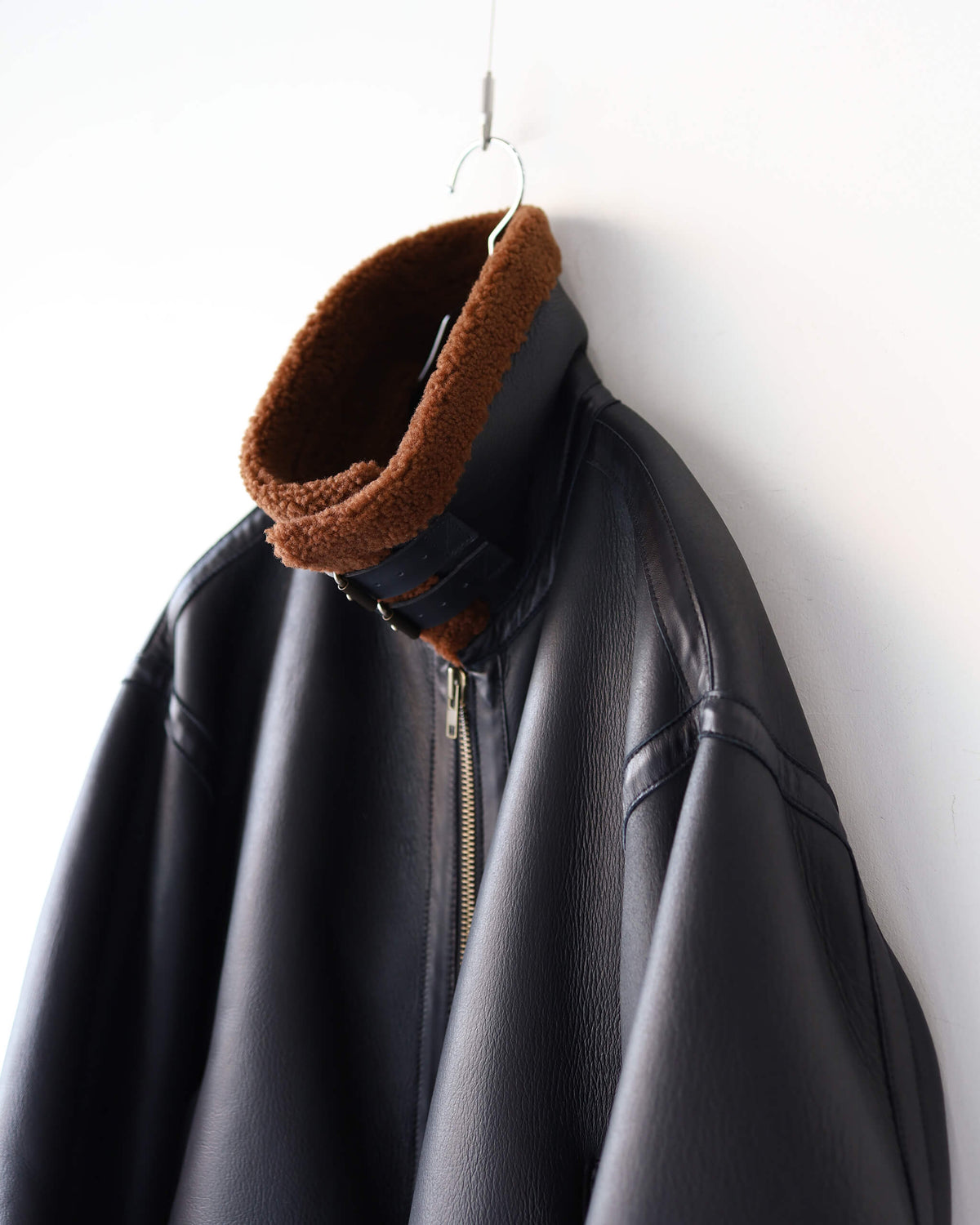 PLEATED AVIATOR JACKET "BLACK"