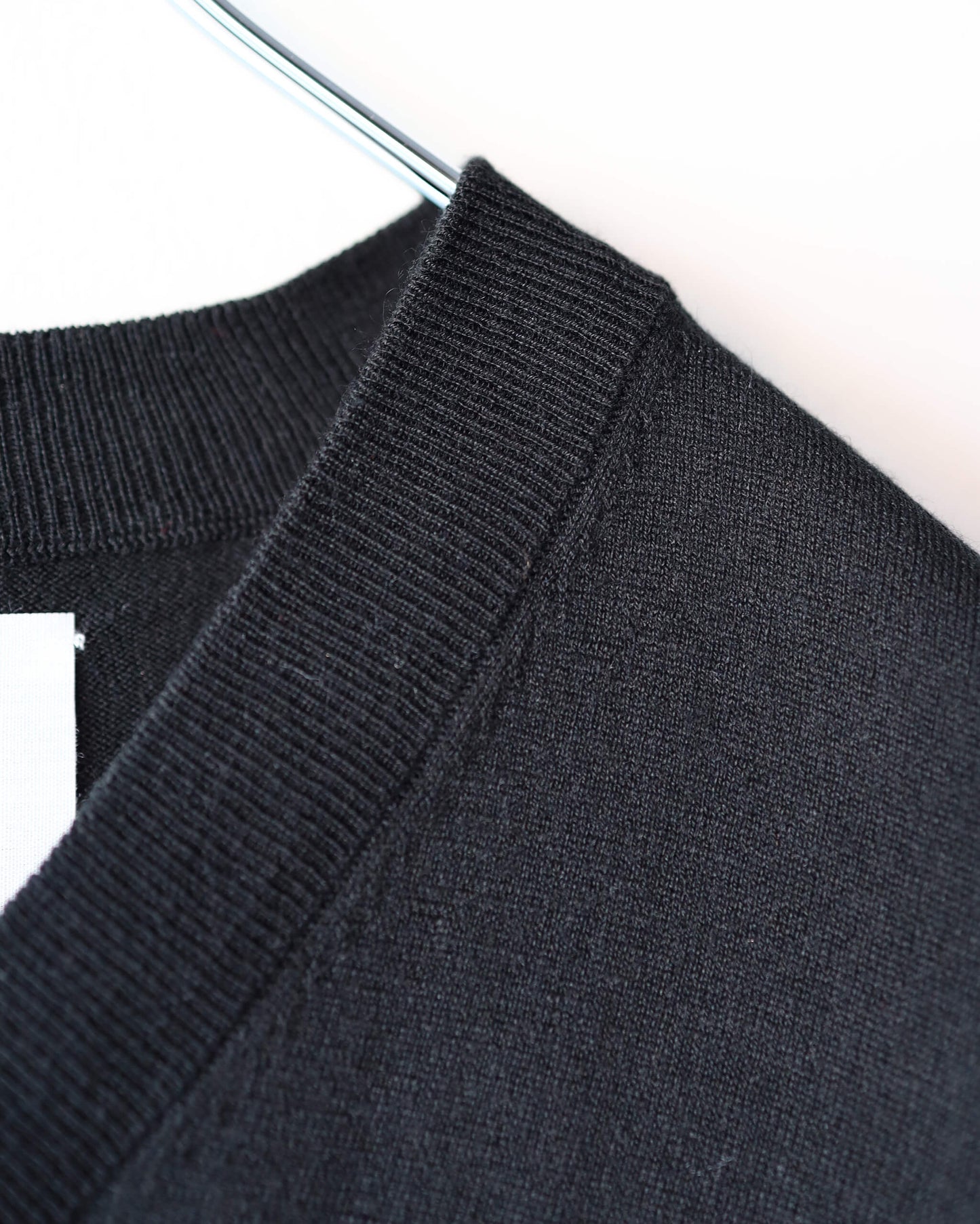 SILK x CASHMERE V-NECK KNIT "BLACK"