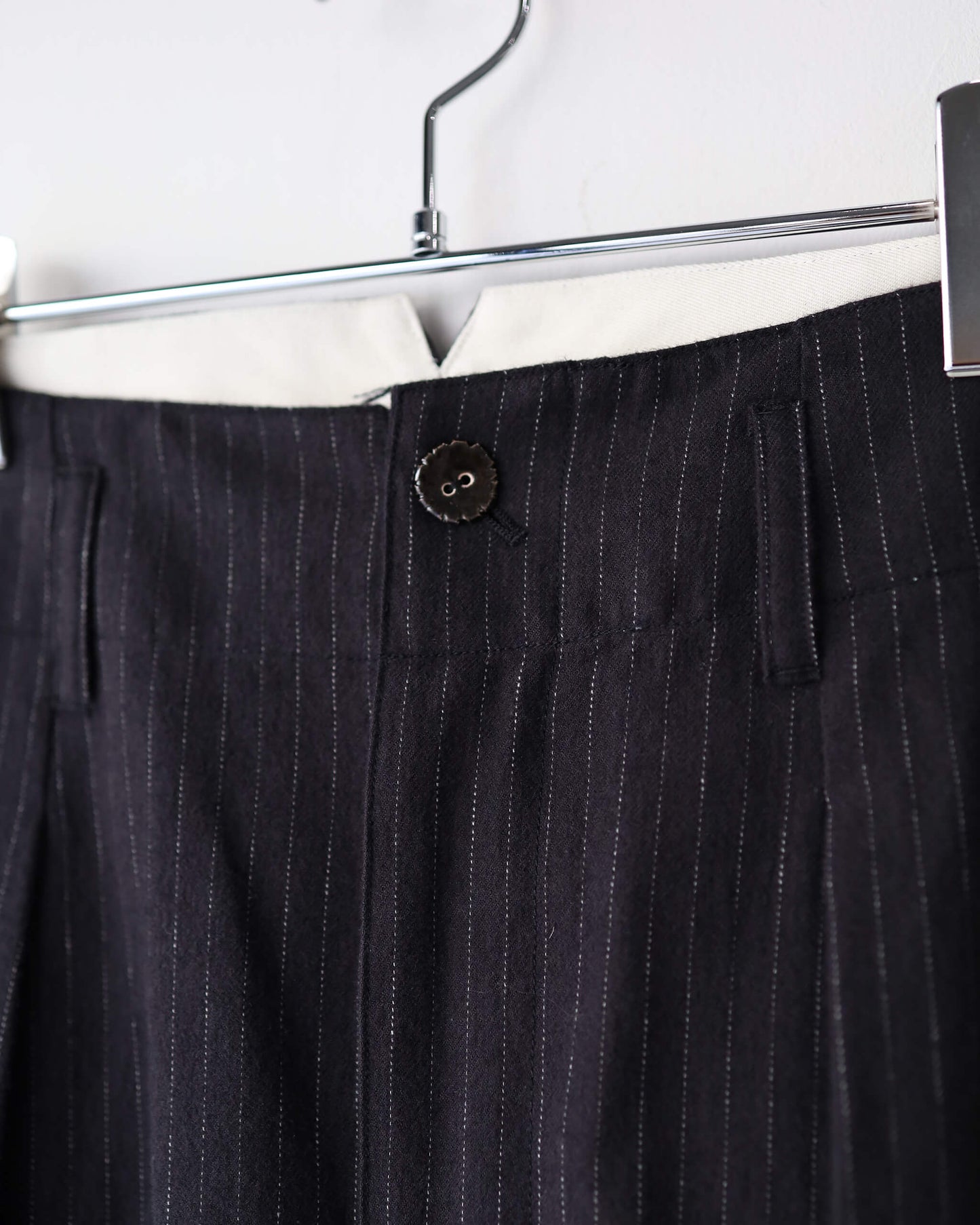 yosogi wide slacks "black stripe"