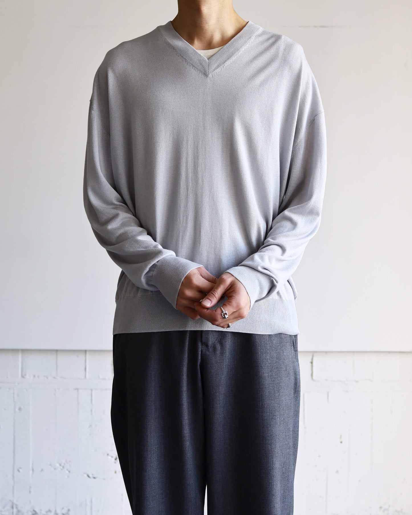 SILK x CASHMERE V-NECK KNIT "LIGHT GRAY"
