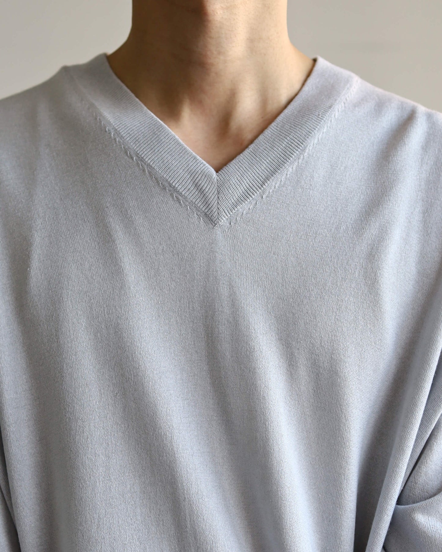 SILK x CASHMERE V-NECK KNIT "LIGHT GRAY"