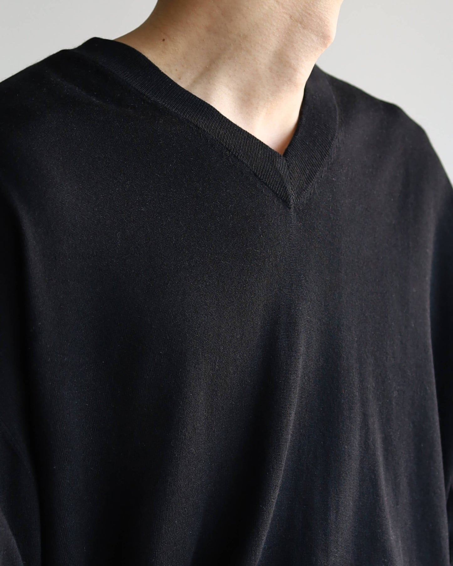 SILK x CASHMERE V-NECK KNIT "BLACK"