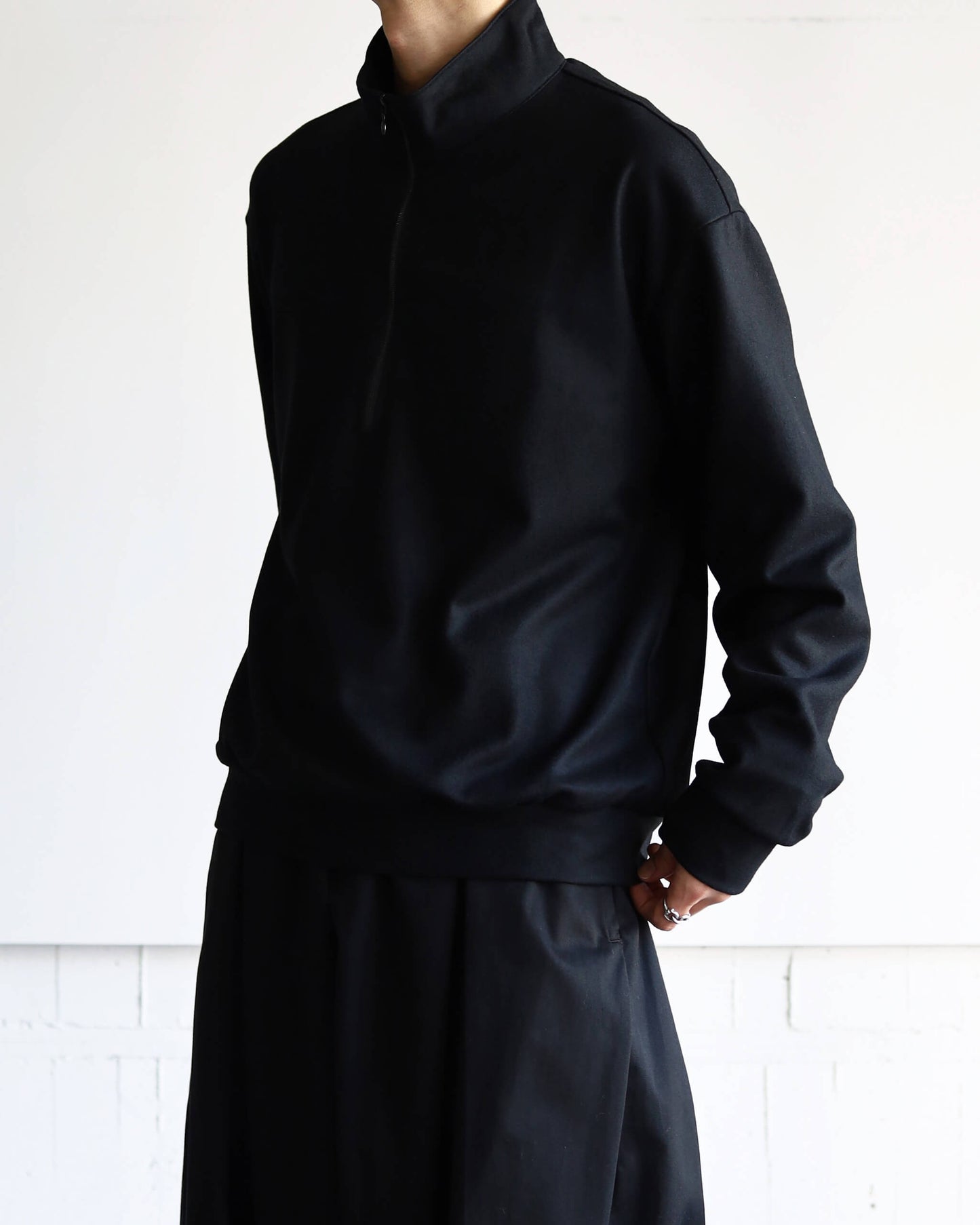 HALF ZIP STAND COLLAR SUPER 140s WOOL KNIT "BLACK"