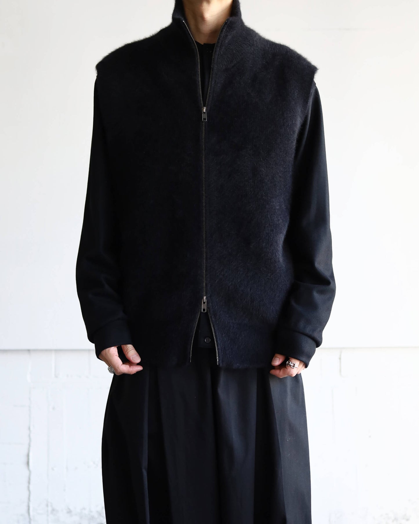 FOX CASHMERE ZIP-UP VEST "BLACK"