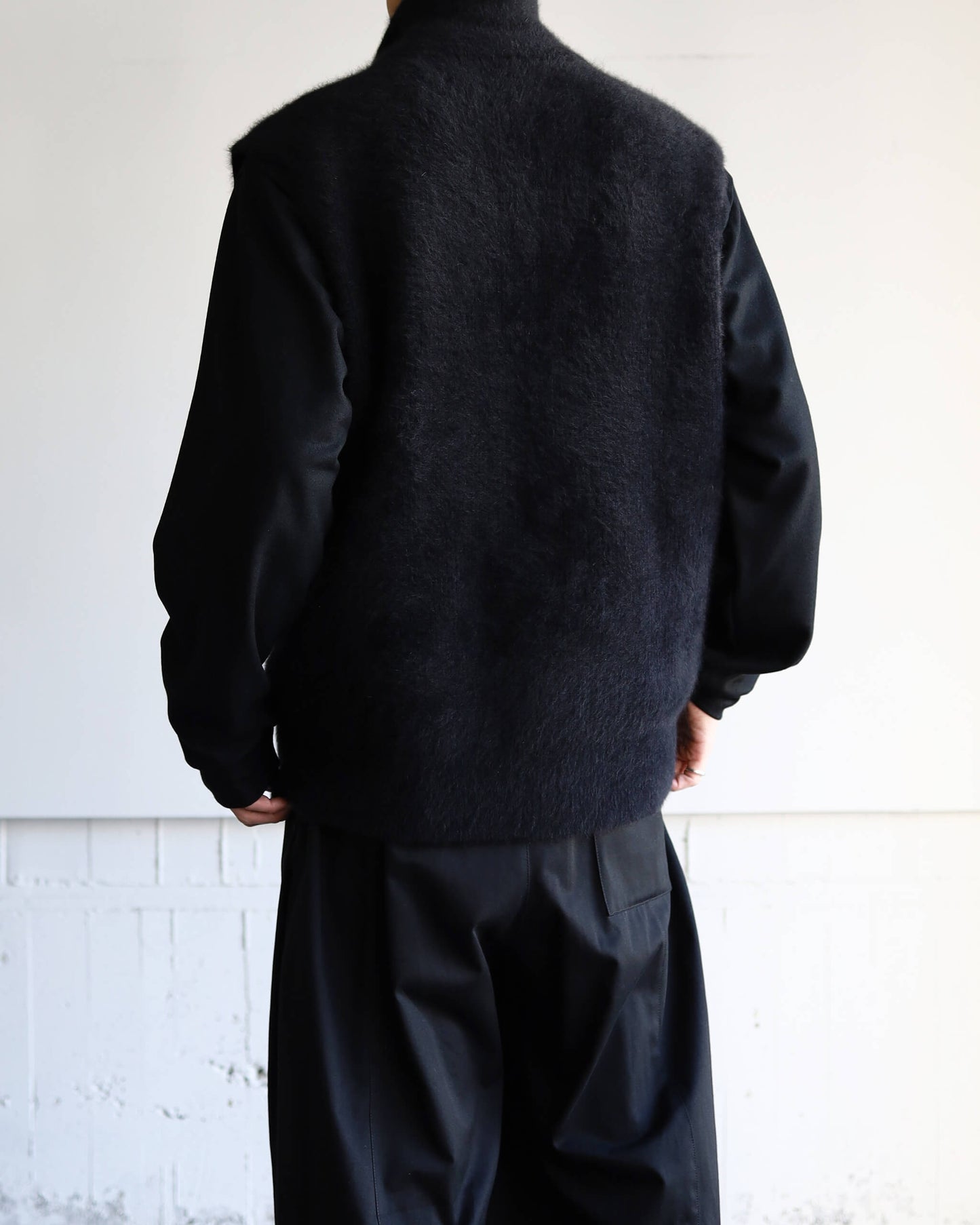 FOX CASHMERE ZIP-UP VEST "BLACK"