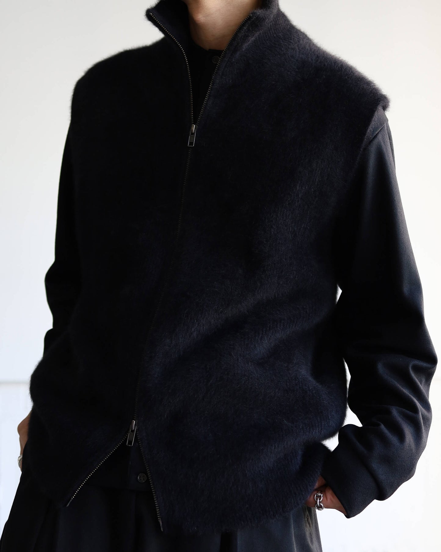 FOX CASHMERE ZIP-UP VEST "BLACK"
