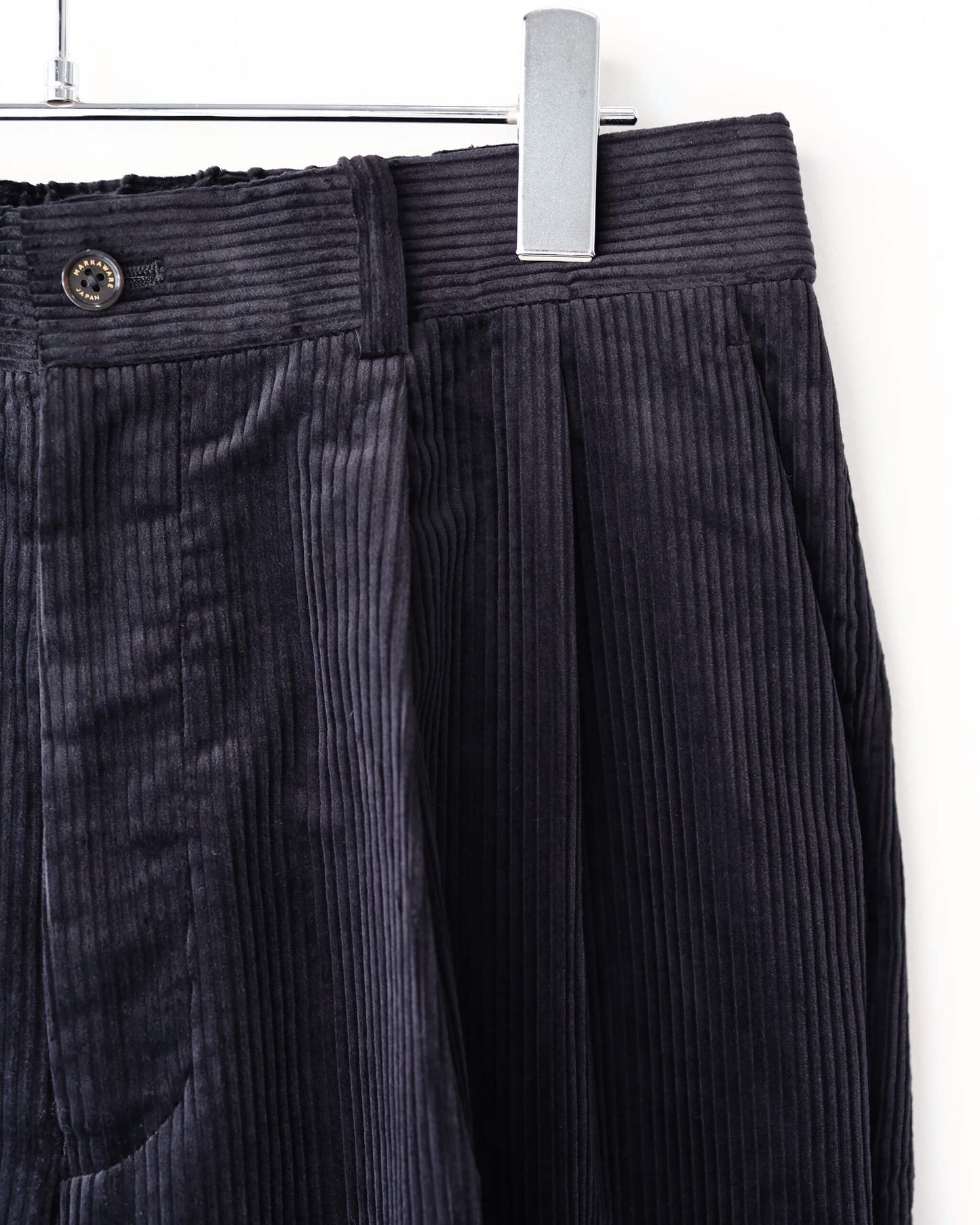 CLASSIC FIT DOUBLE PLEATED TROUSERS ORGANIC COTTON 6-WALE CORDUROY "BLACK"