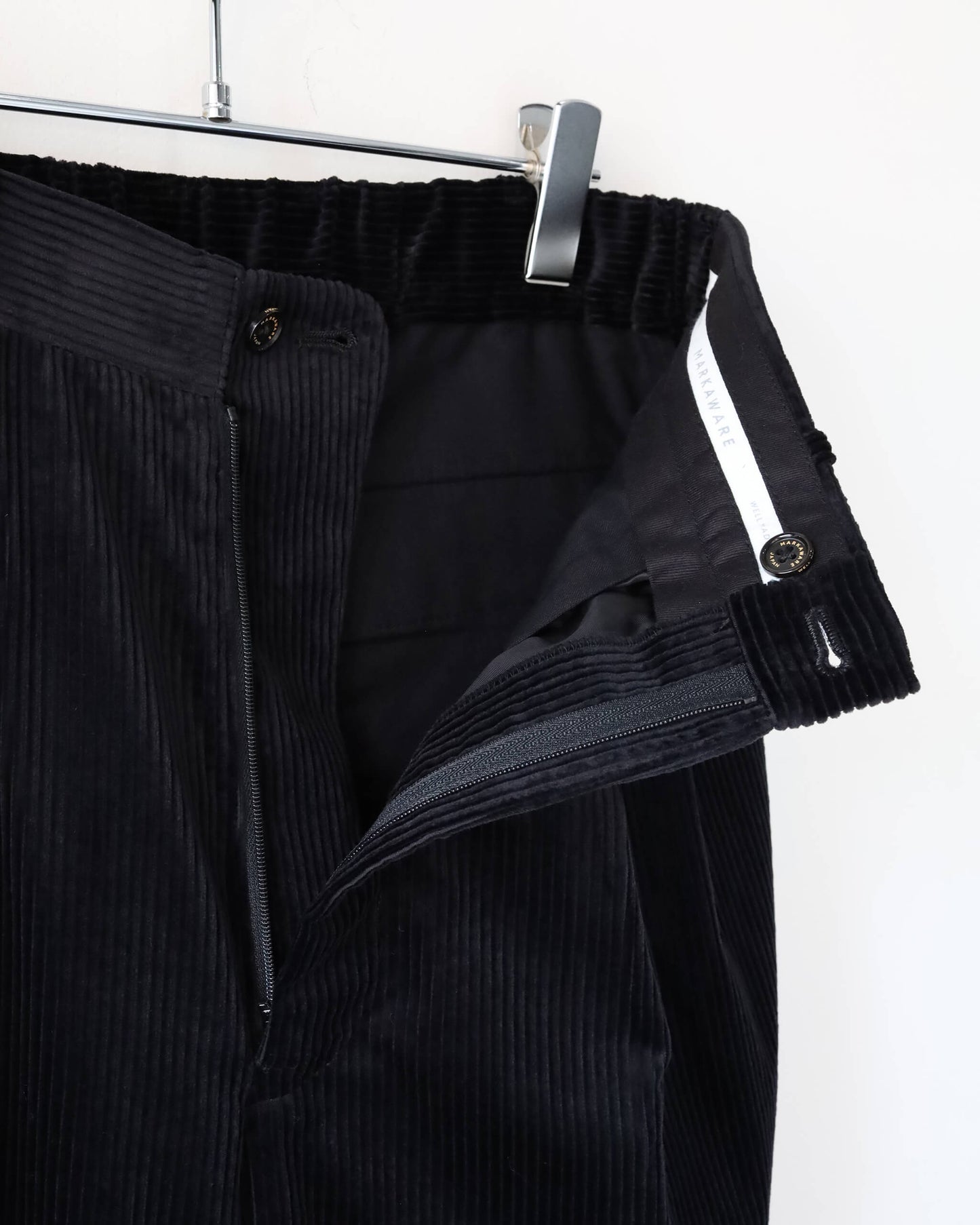 CLASSIC FIT DOUBLE PLEATED TROUSERS ORGANIC COTTON 6-WALE CORDUROY "BLACK"