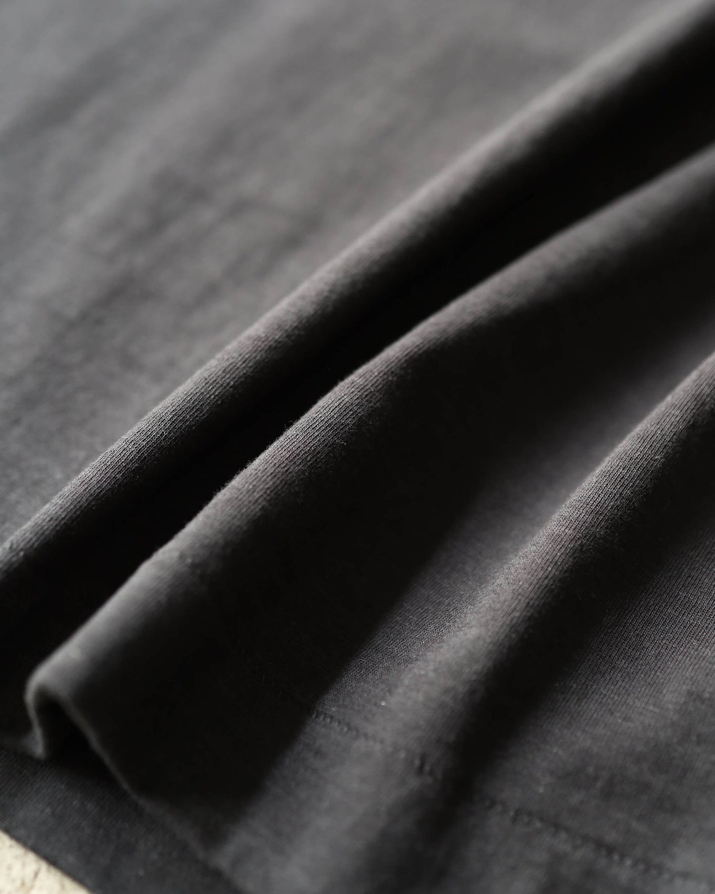 HAND PRINTED COTTON JERSEY / CREW NECK T-SHIRT "CHARCOAL"