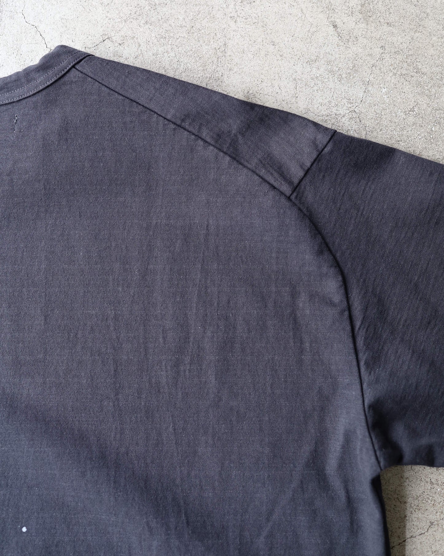 HAND PRINTED COTTON JERSEY / CREW NECK T-SHIRT "CHARCOAL"