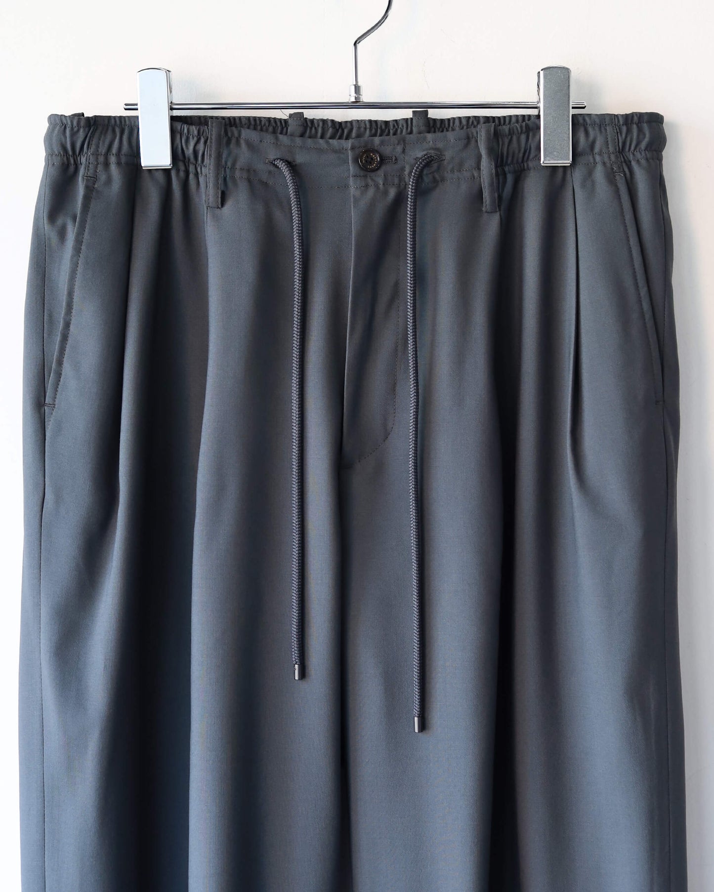 DOUBLE PLEATED EASY TROUSERS ORGANIC WOOL 2/80 TROPICAL "CHARCOAL"