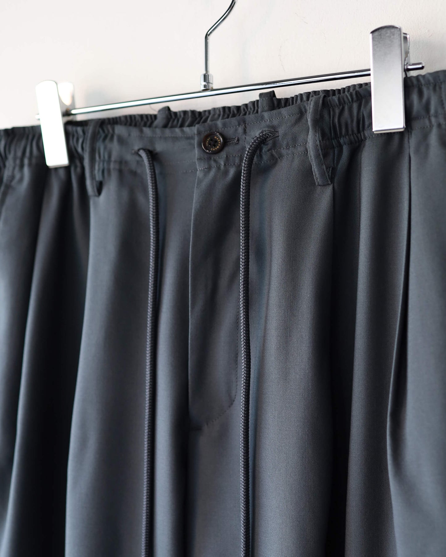 DOUBLE PLEATED EASY TROUSERS ORGANIC WOOL 2/80 TROPICAL "CHARCOAL"