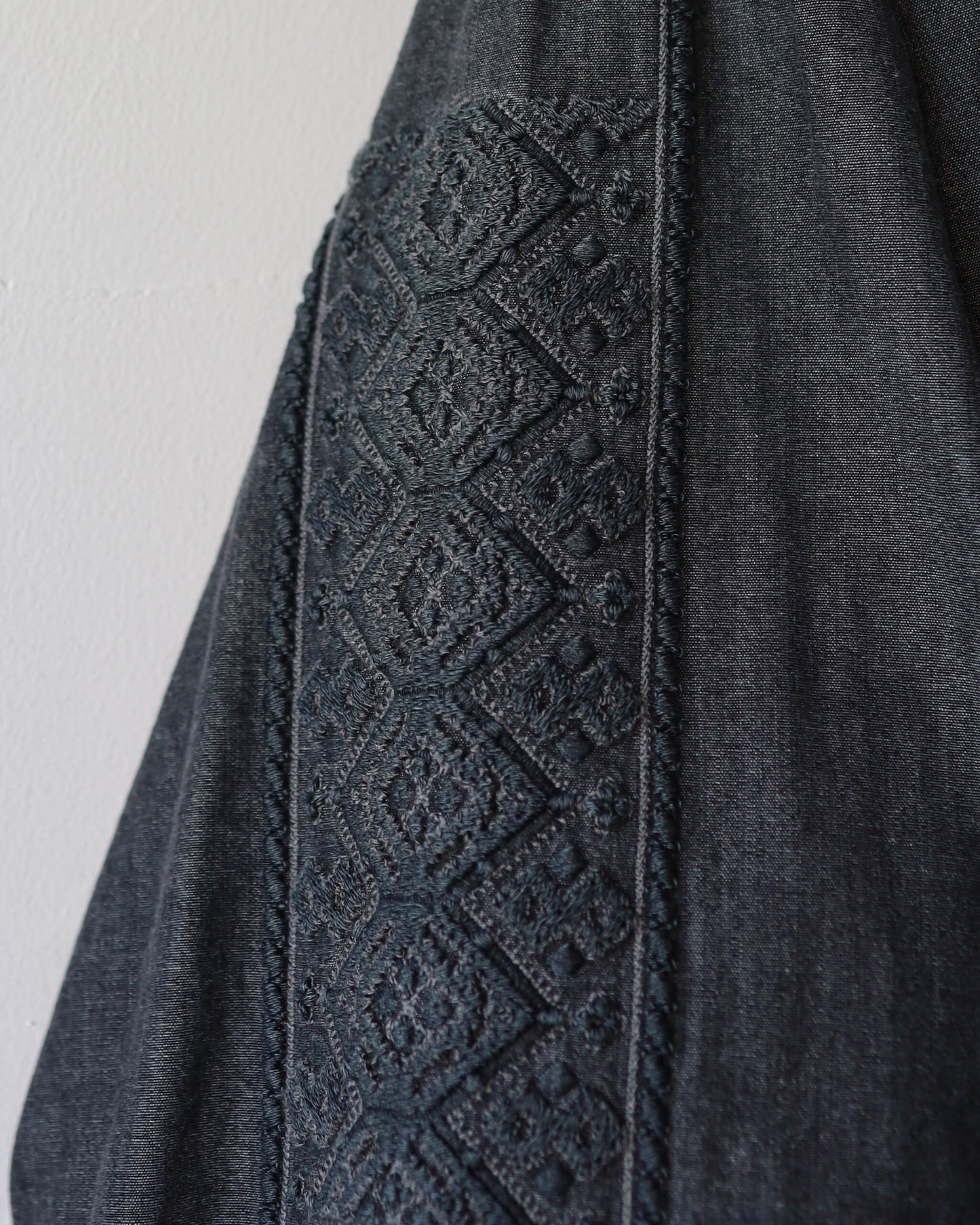 COTTON CHAMBRAY EMBROIDERY SKIPPER SHIRT "WASHED BLACK"