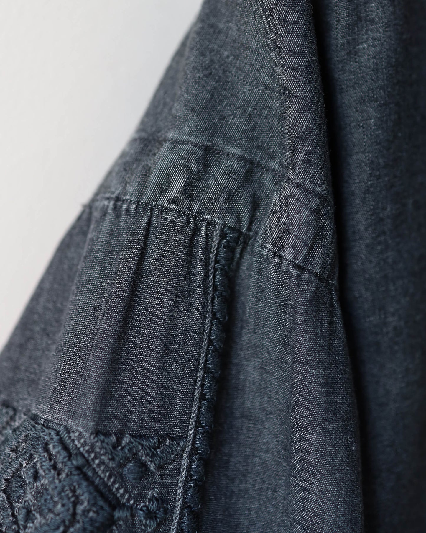 COTTON CHAMBRAY EMBROIDERY SKIPPER SHIRT "WASHED BLACK"