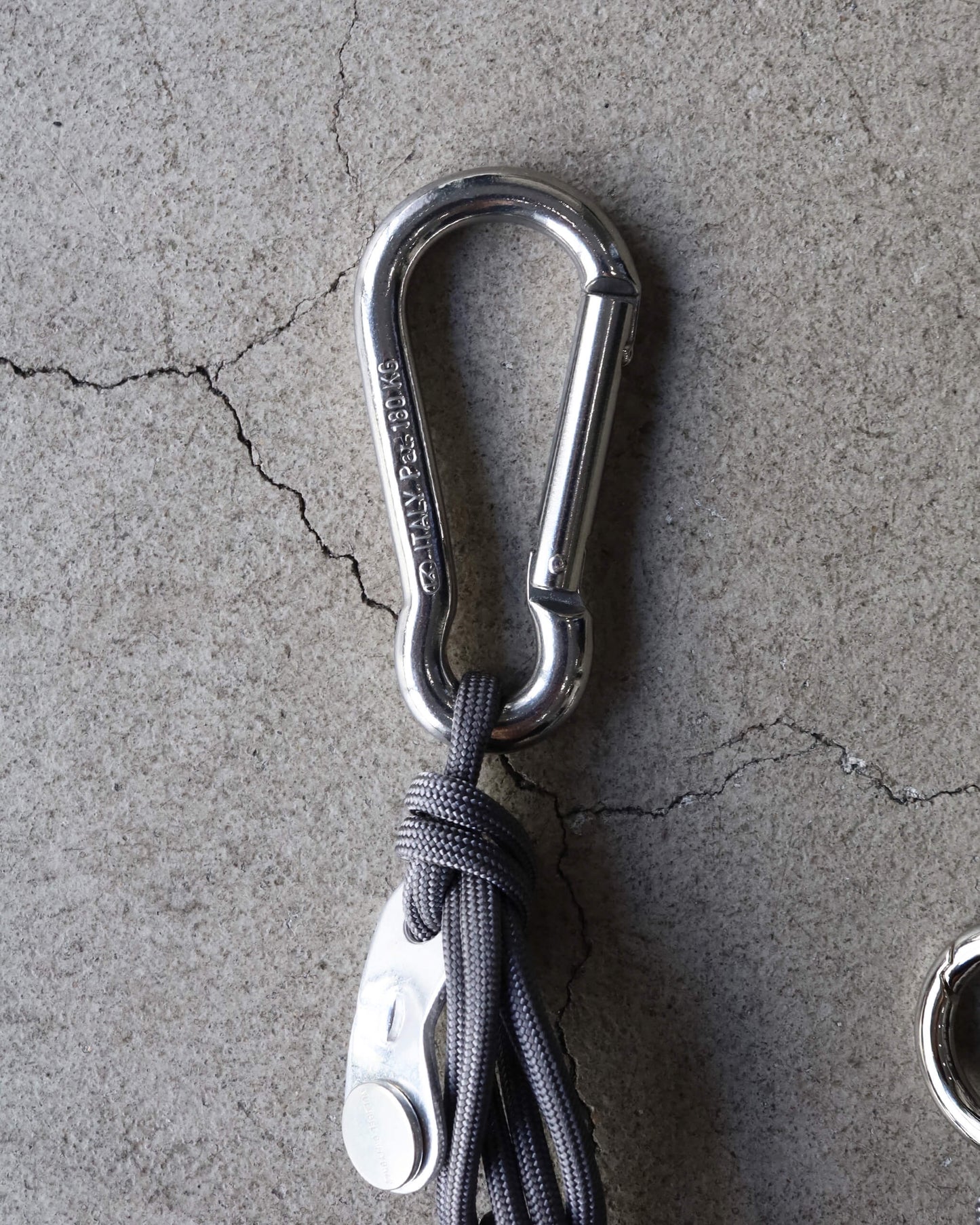 NATURAL DYED NYLON ROPE CARABINER 01 "KURE"