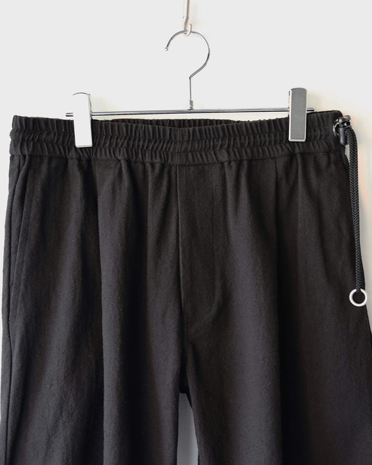 DEEP TUCK-SCN "BLACK"