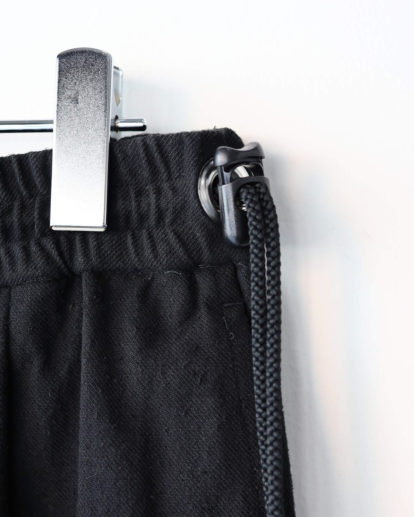 DEEP TUCK-SCN "BLACK"