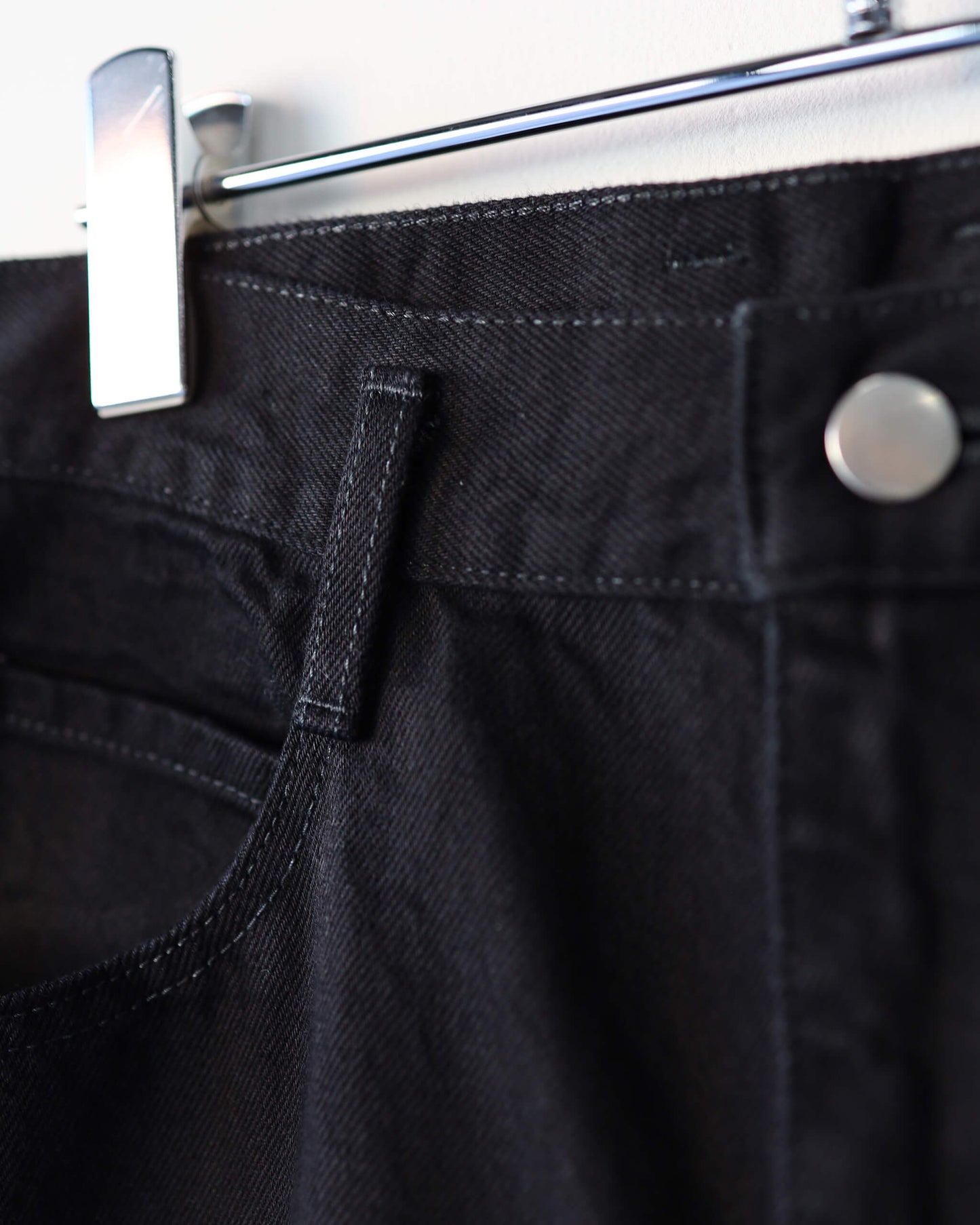 ONE WASH BLACK DENIM  ROBERTS "BLACK"