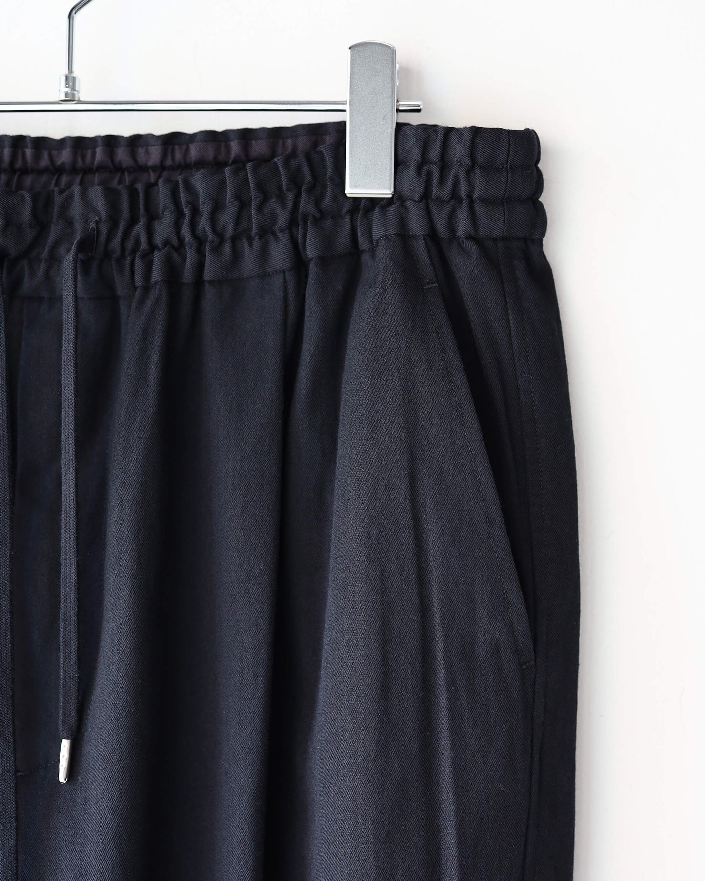 WOOL SILK GABARDINE / RELAXED TROUSER "BLACK"