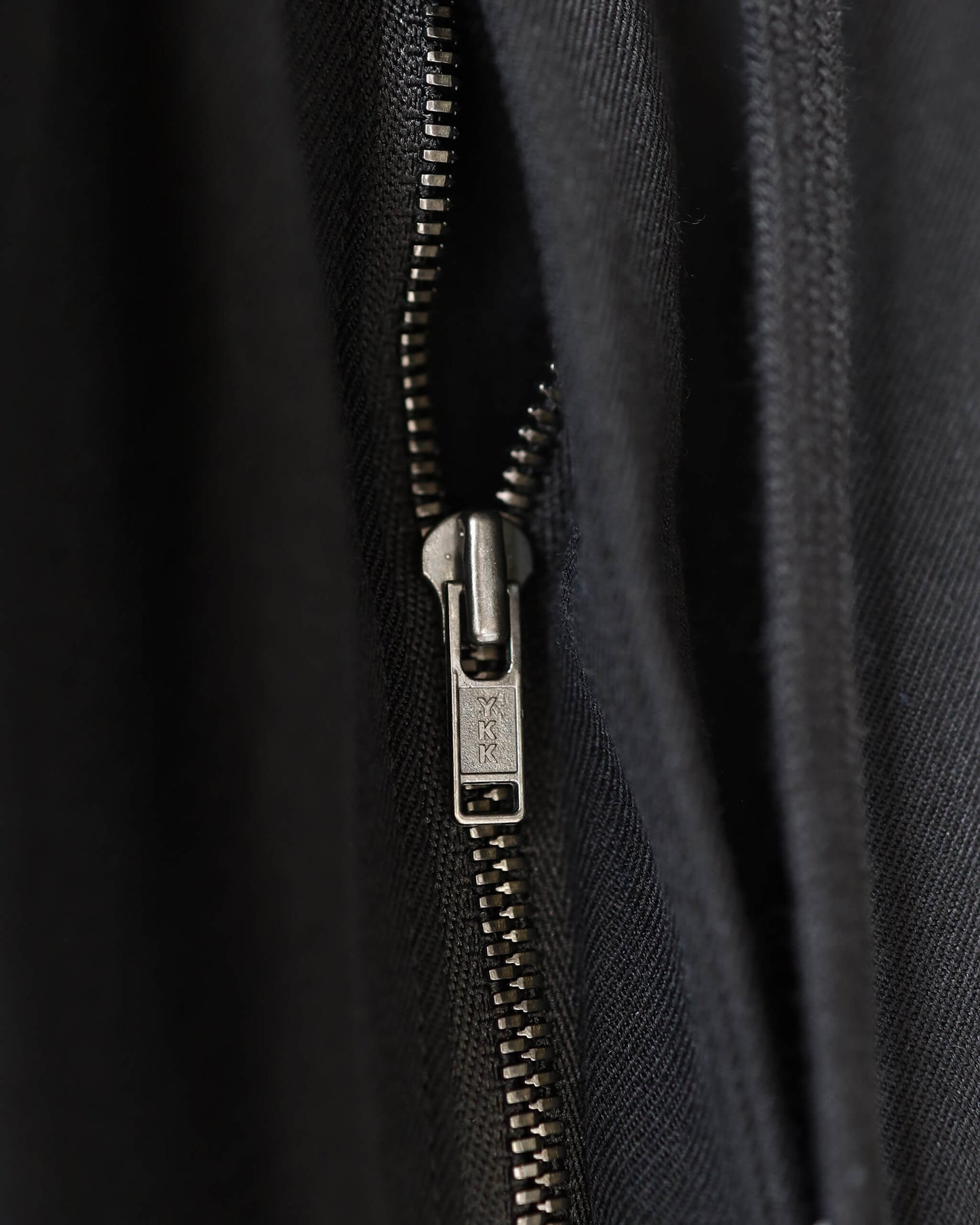 WOOL SILK GABARDINE / RELAXED TROUSER "BLACK"