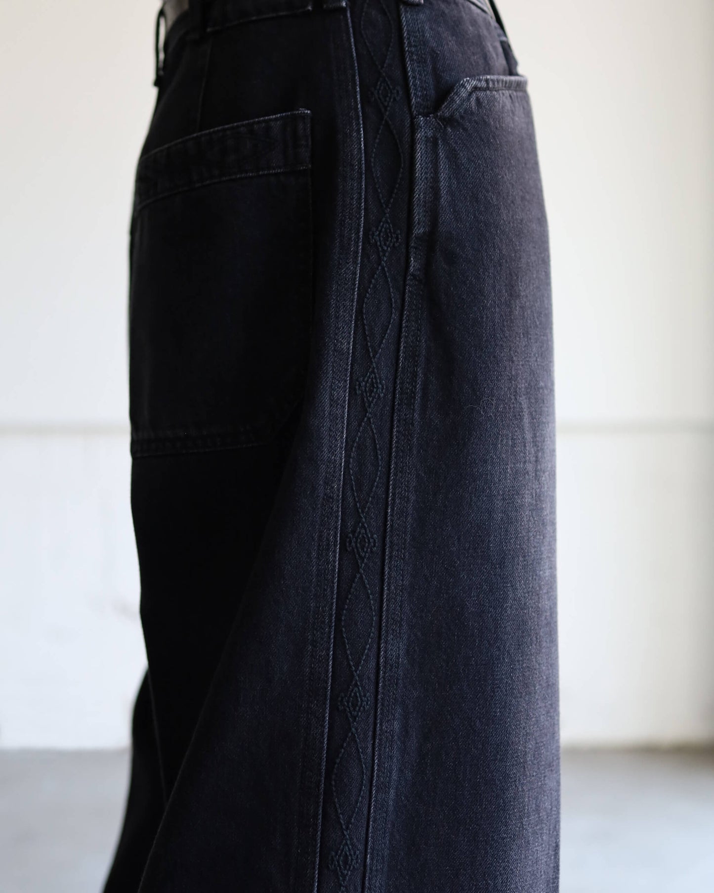 WIDE EMBROIDERY DENIM PANTS "WASHED BLACK"