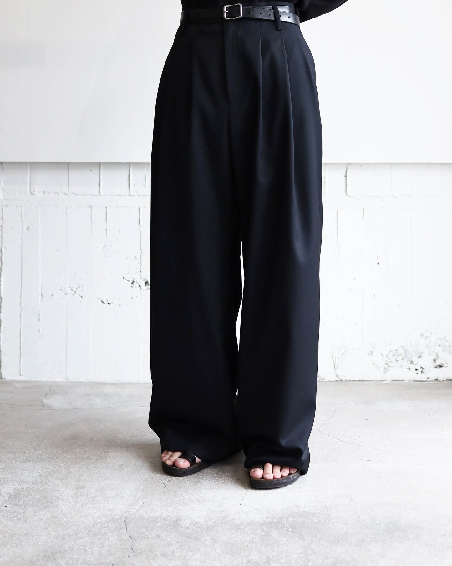 WOOL GABARDINE 3PLEAT WIDE SLACKS "BLACK"