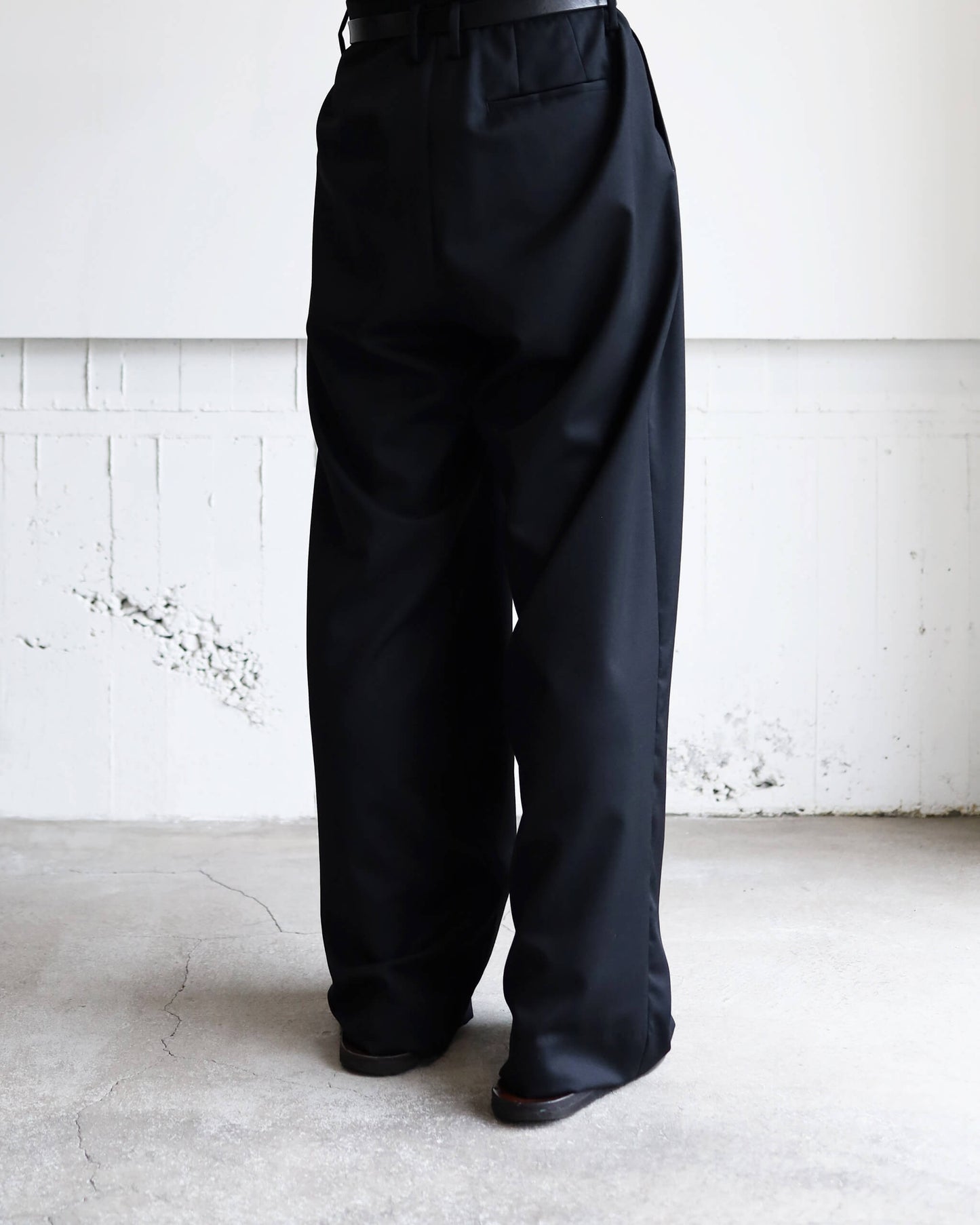WOOL GABARDINE 3PLEAT WIDE SLACKS "BLACK"
