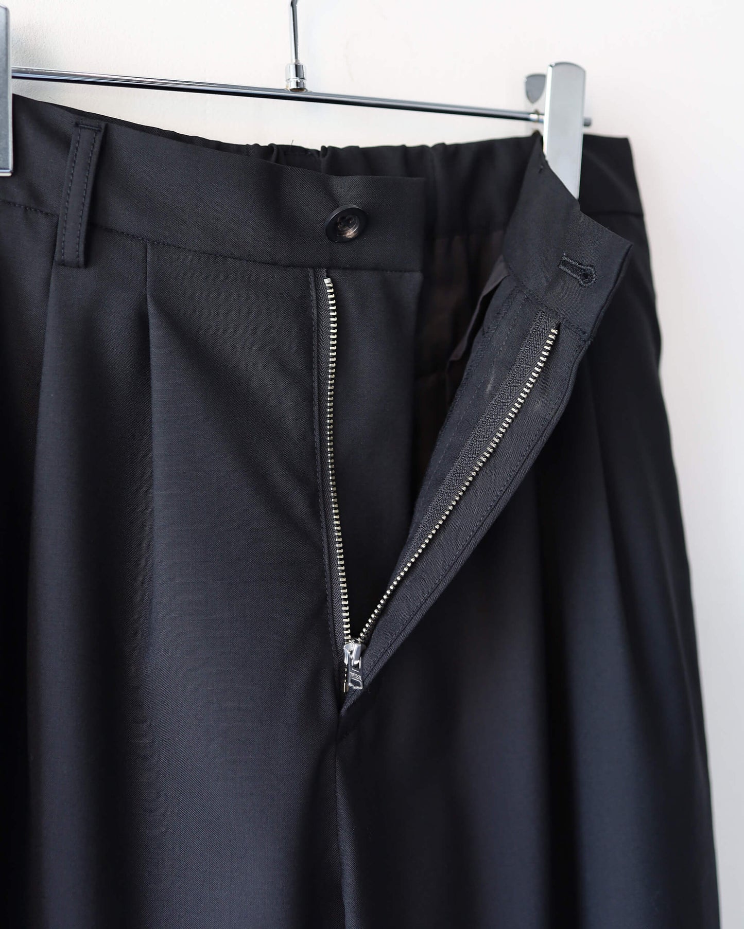 3 TUCK SLACKS "BLACK"