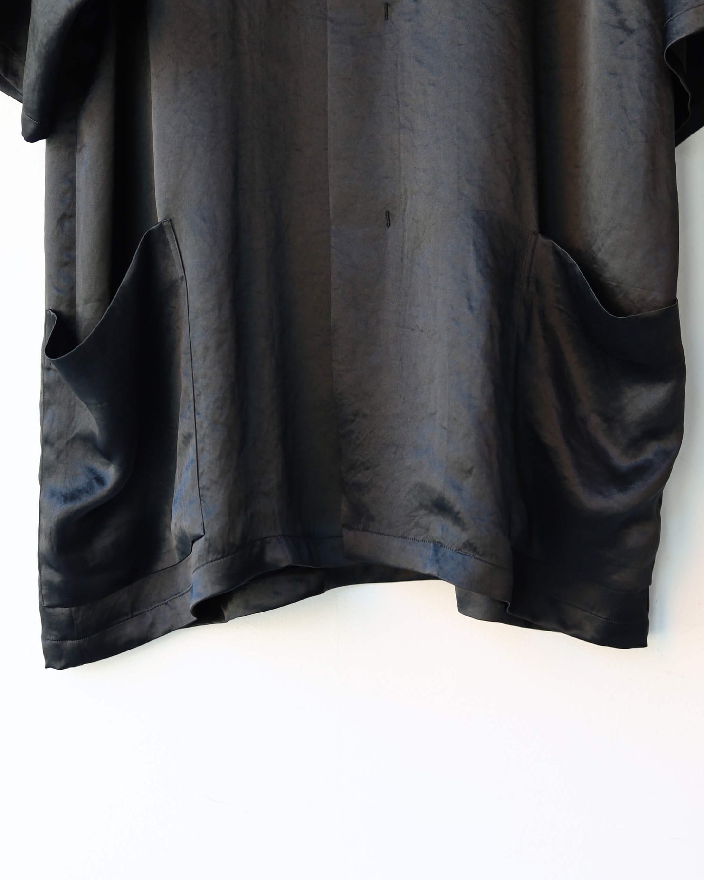 V-SATIN S/S SHIRTS "BLACK"