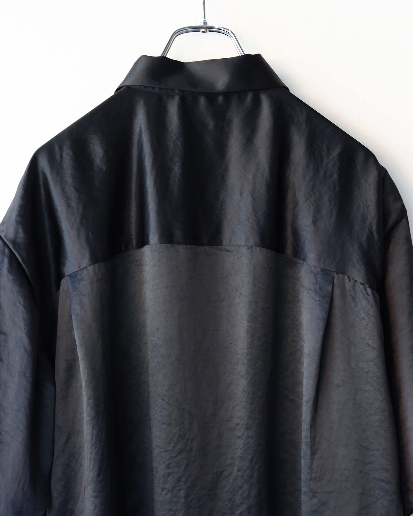 V-SATIN S/S SHIRTS "BLACK"
