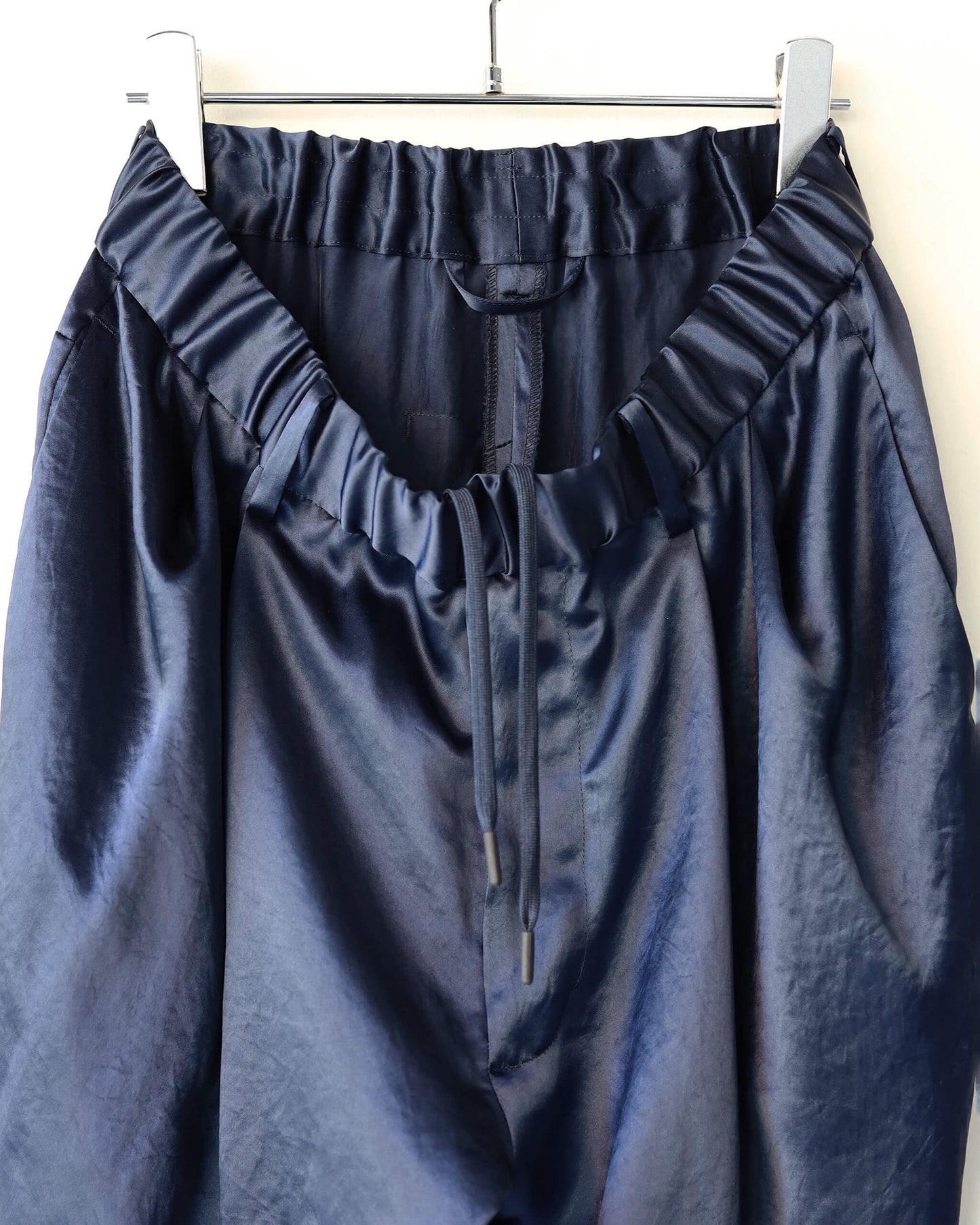 V-SATIN 2T SLACKS "NAVY"