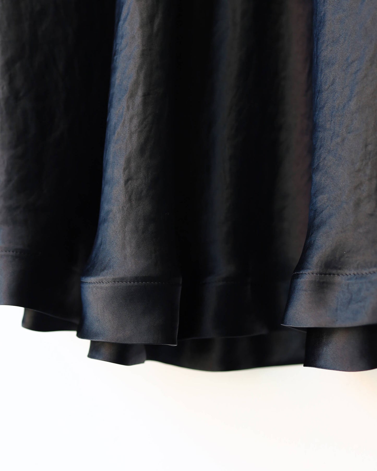 V-SATIN SKIRT "BLACK"