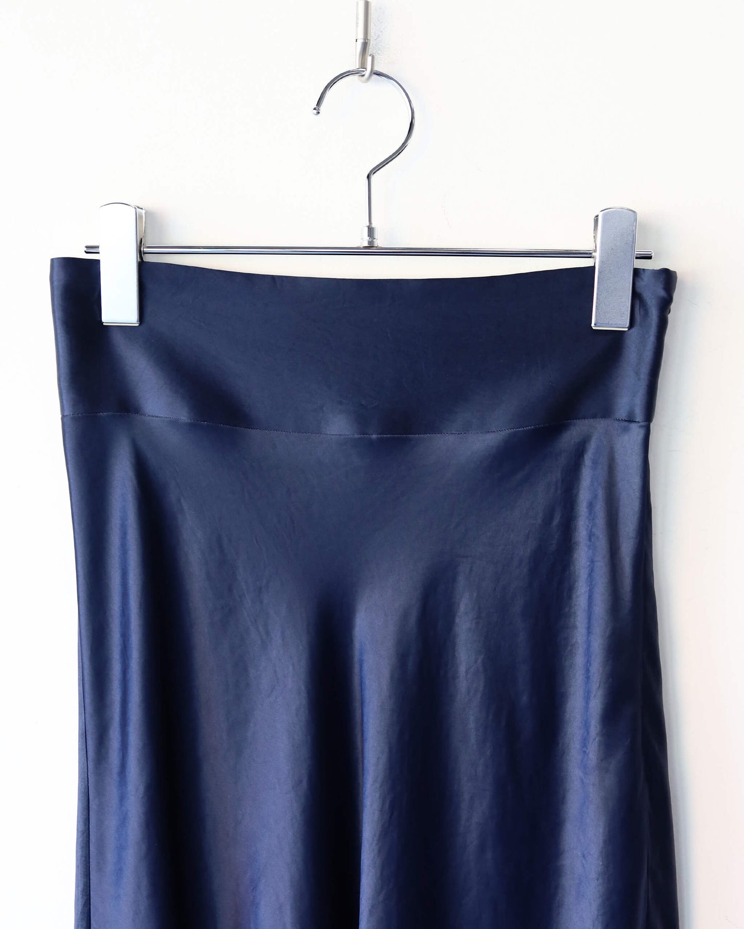 V-SATIN SKIRT "NAVY"