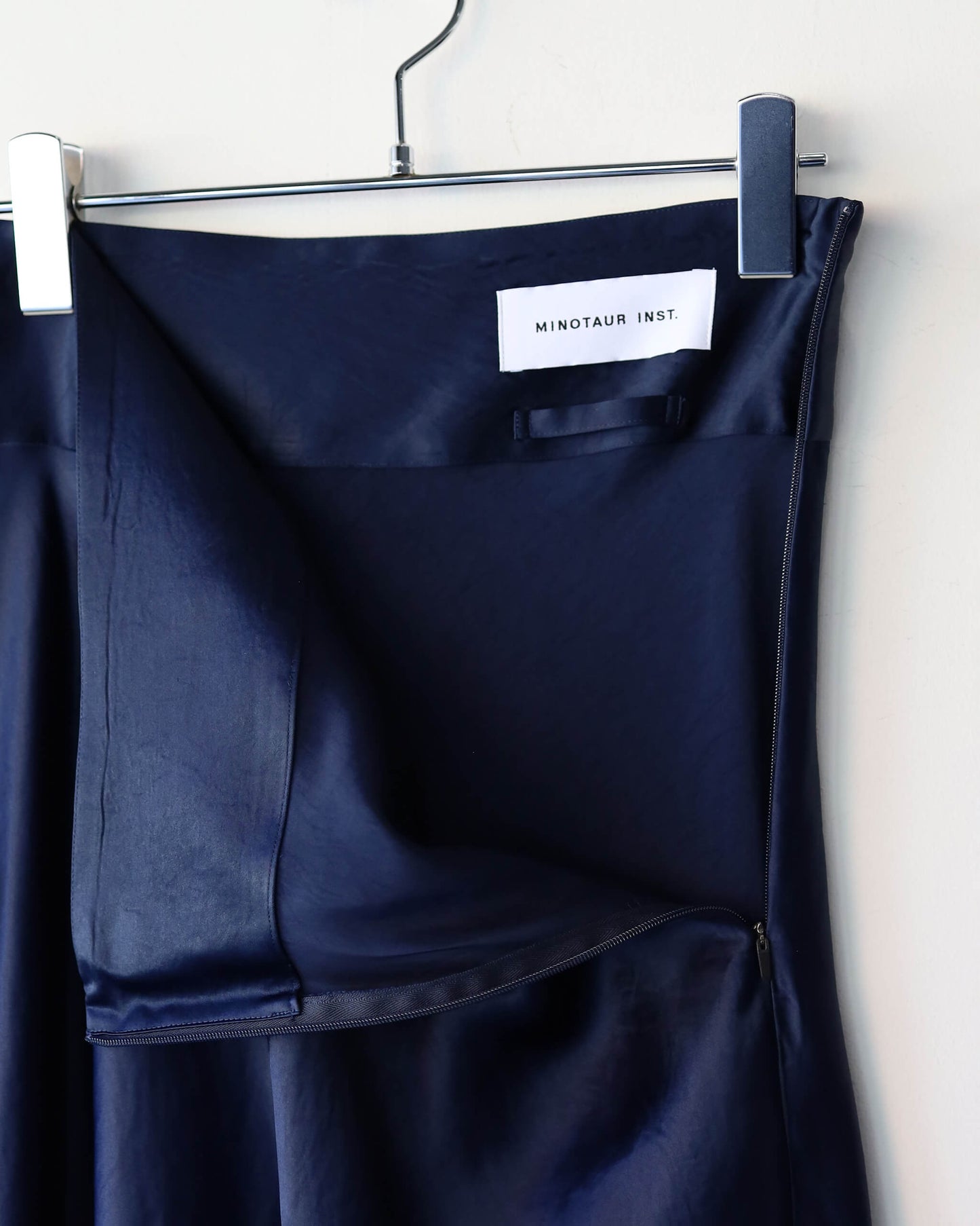 V-SATIN SKIRT "NAVY"
