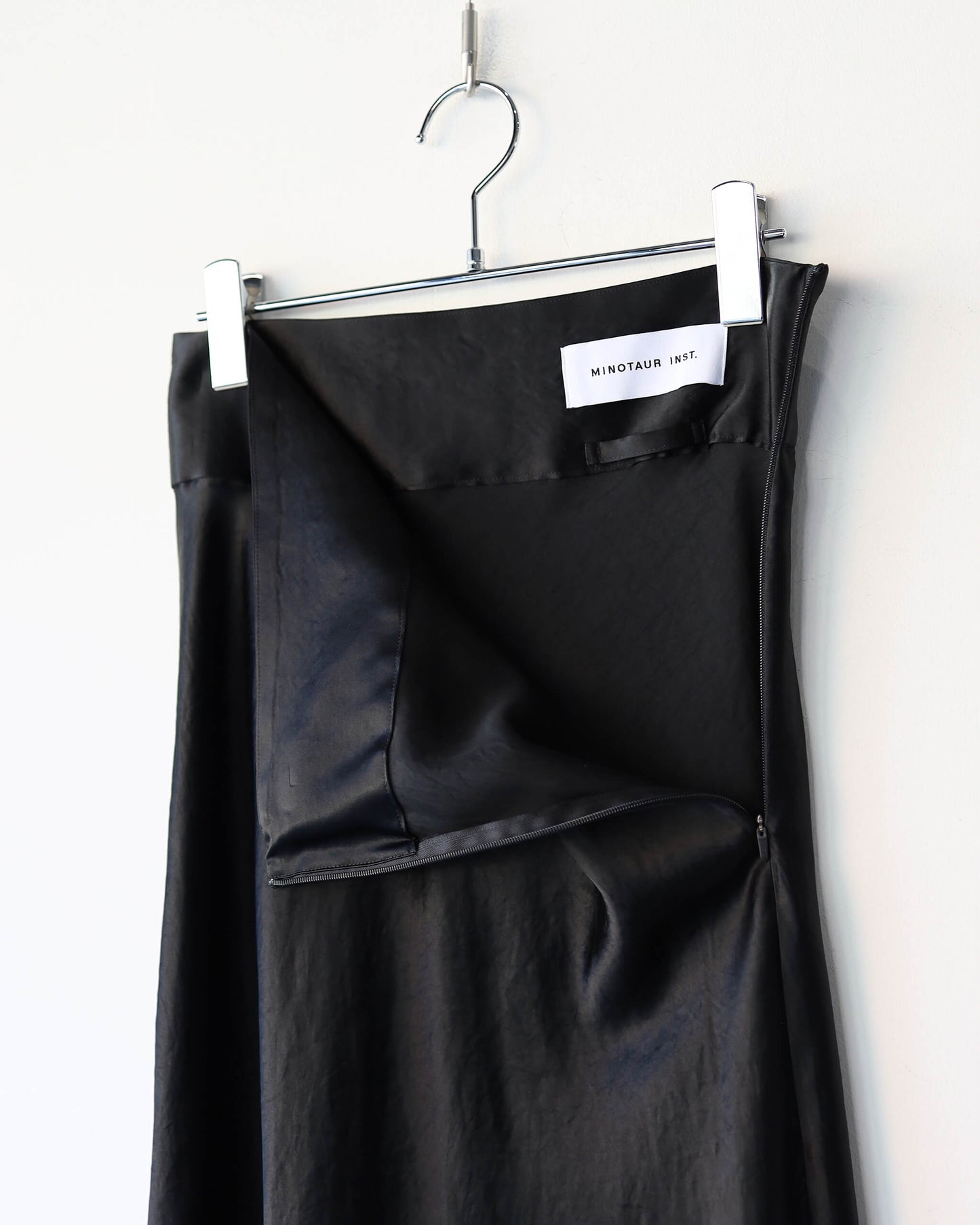 V-SATIN SKIRT "BLACK"