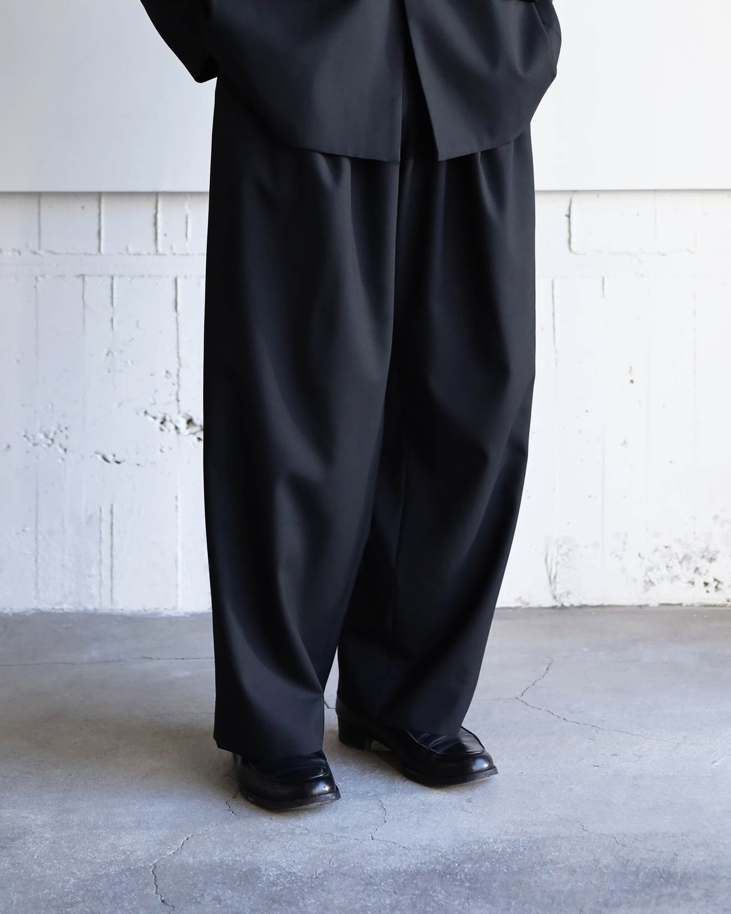 3 TUCK SLACKS "BLACK"