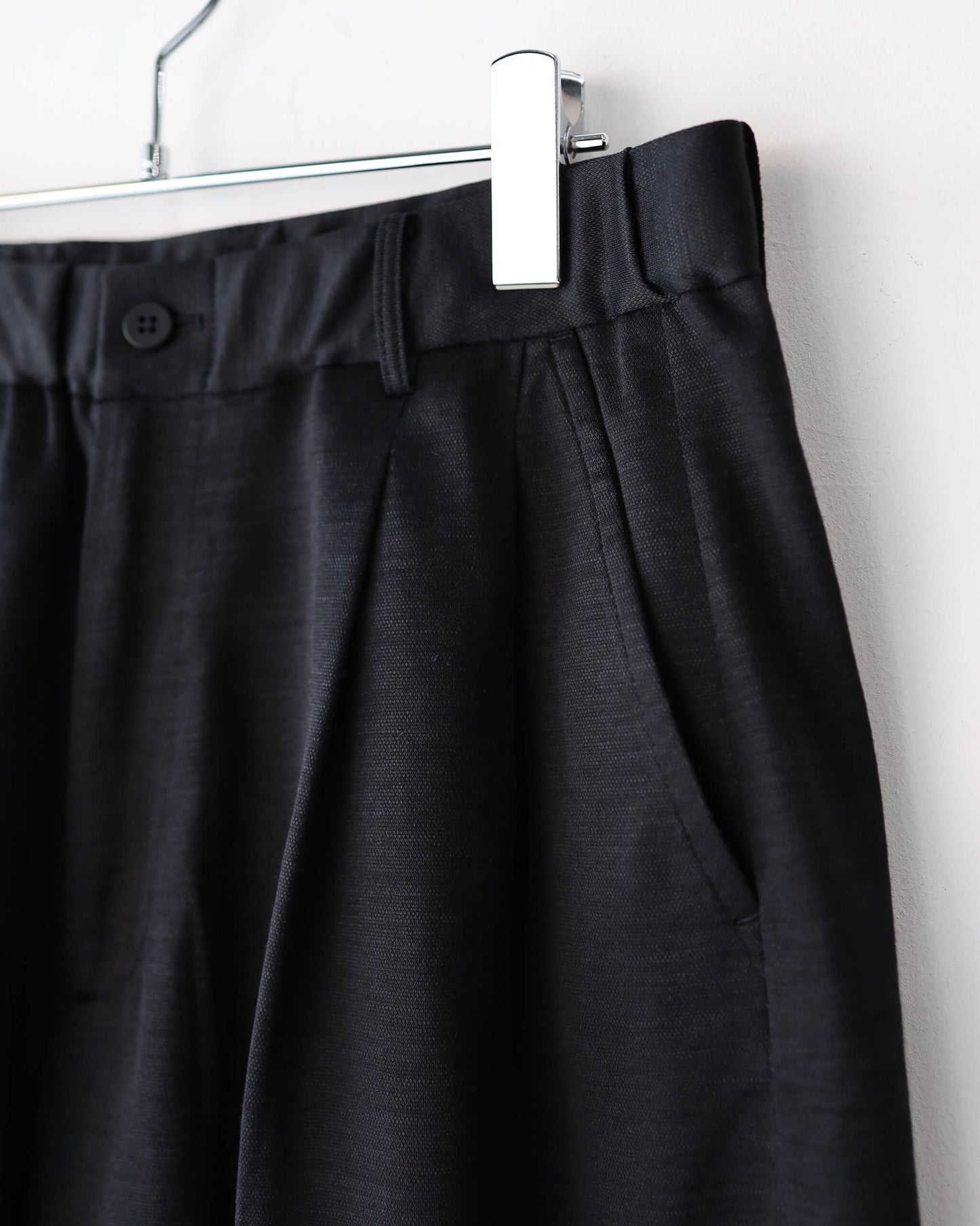 28G Silk Ramie Tuck Easy Shorts "BLACK"