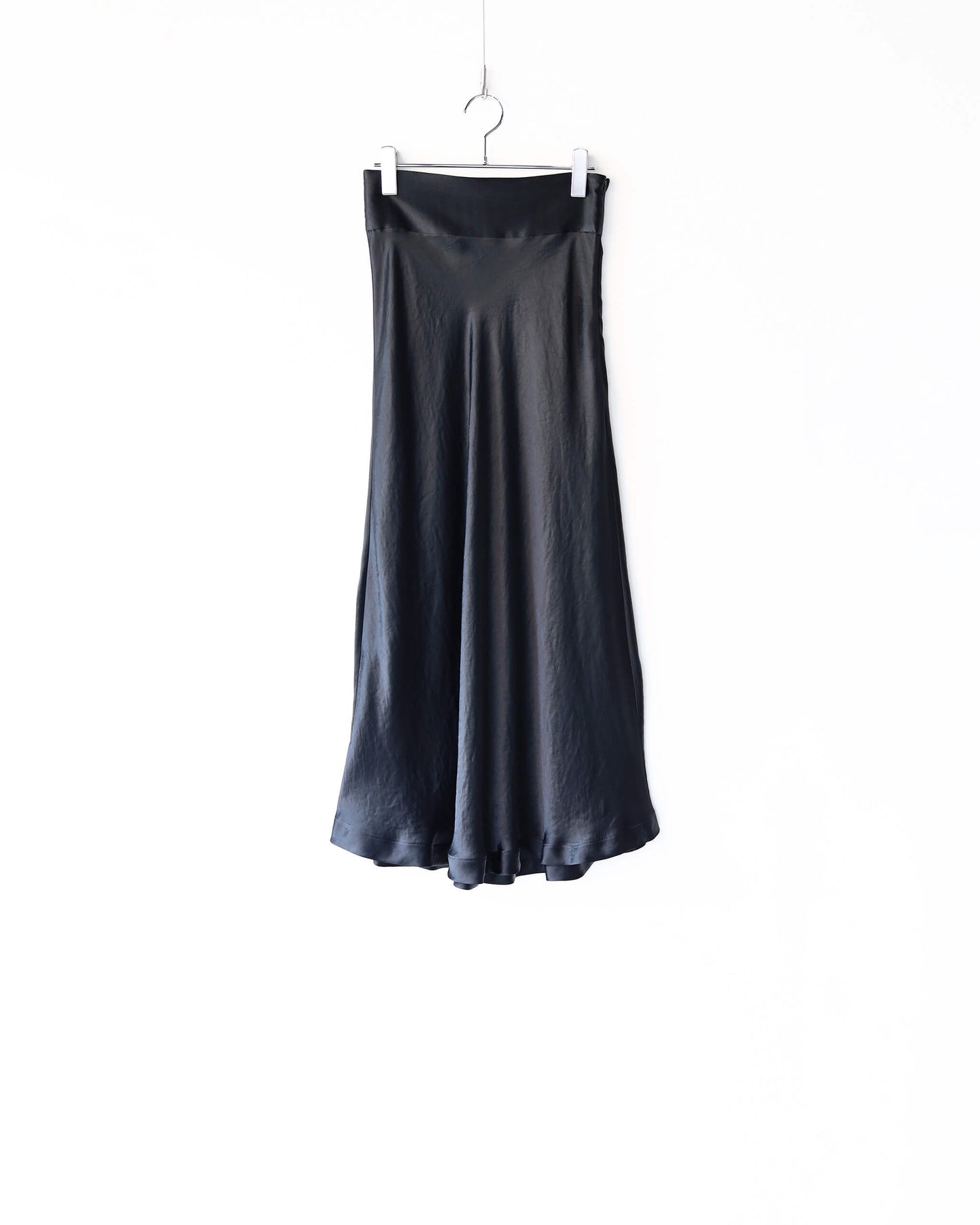 V-SATIN SKIRT "BLACK"